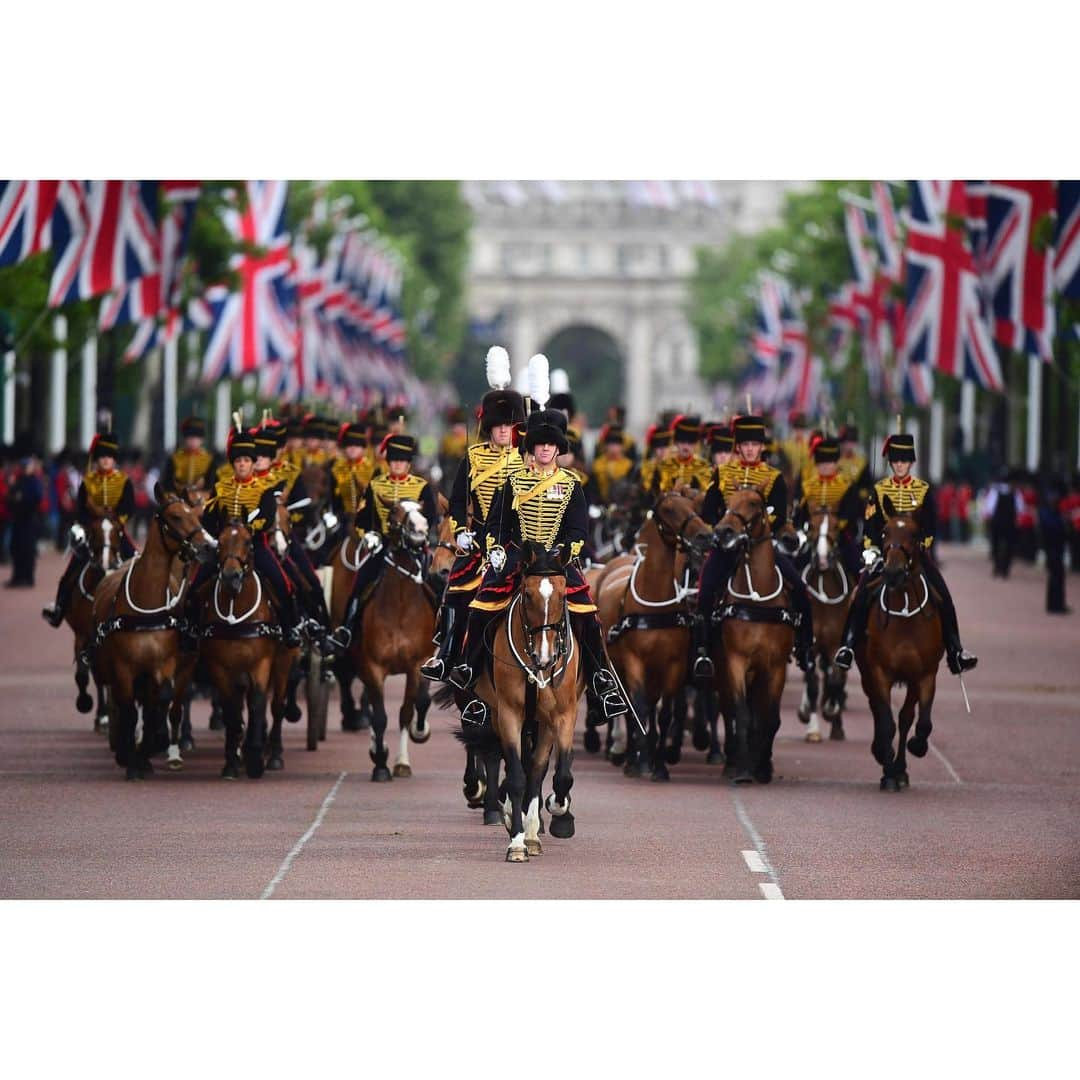 ウィリアム（ケンブリッジ公）さんのインスタグラム写真 - (ウィリアム（ケンブリッジ公）Instagram)「The Duke of Cambridge, Colonel of the @IrishGuards — arrives at Trooping the Colour, The Queen’s Birthday Parade.  Arriving alongside The Duke of Cambridge is his father The Prince of Wales, Colonel of the @WelshGuards, The Duke of York, Colonel of the @Grenadier.Guards, and The Princess Royal, Colonel of the Blues and Royals @Household_Cavalry.  Trooping the Colour has marked the official birthday of the British Sovereign for over 260 years.  Over 1400 parading soldiers, 200 horses and 400 musicians come together each June in a great display of military precision, horsemanship and fanfare to mark The Queen's official birthday. 📷PA  @TheRoyalFamily #TroopingtheColour #HorseGuardsParade #QBP2019」6月8日 20時39分 - princeandprincessofwales