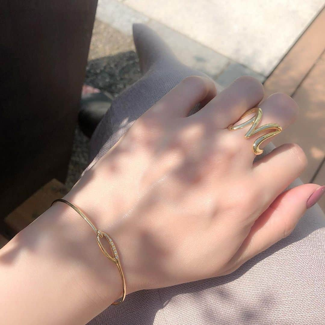 ヴァンドーム青山さんのインスタグラム写真 - (ヴァンドーム青山Instagram)「. 【 Yellow gold jewelry 】 人気のイニシャルリングと新作のブレスレットで手元をコーディネート。夏の日差しに似合うゴールドジュエリーはヘルシーなカジュアルスタイルにおすすめ。 . ブレスレット ¥72,000+tax(K18YG,ダイヤモンド) ※9/30までのスペシャルプライス . セミオーダーイニシャルリング(M) ¥120,000+tax(K18YG) . #bracelet #ブレスレット #9月30日までのスペシャルプライス  #イニシャルリング #イニシャル #手元コーデ #手元くら部  #jewelry #accessory  #記念日ジュエリー #gift #ご褒美ジュエリー  #vendomeaoyama  #ヴァンドーム青山」6月8日 20時49分 - vendomeaoyama_official