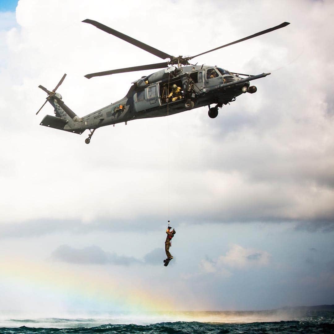 アメリカ海兵隊さんのインスタグラム写真 - (アメリカ海兵隊Instagram)「Somewhere Over the Rainbow  Marines with Force Company, 3rd Reconnaissance Battalion, conduct helocast training at Kin Blue, Okinawa, Japan, June 3, 2019. (U.S. Marine Corps photo by Cpl. Josue Marquez)」6月8日 21時00分 - marines