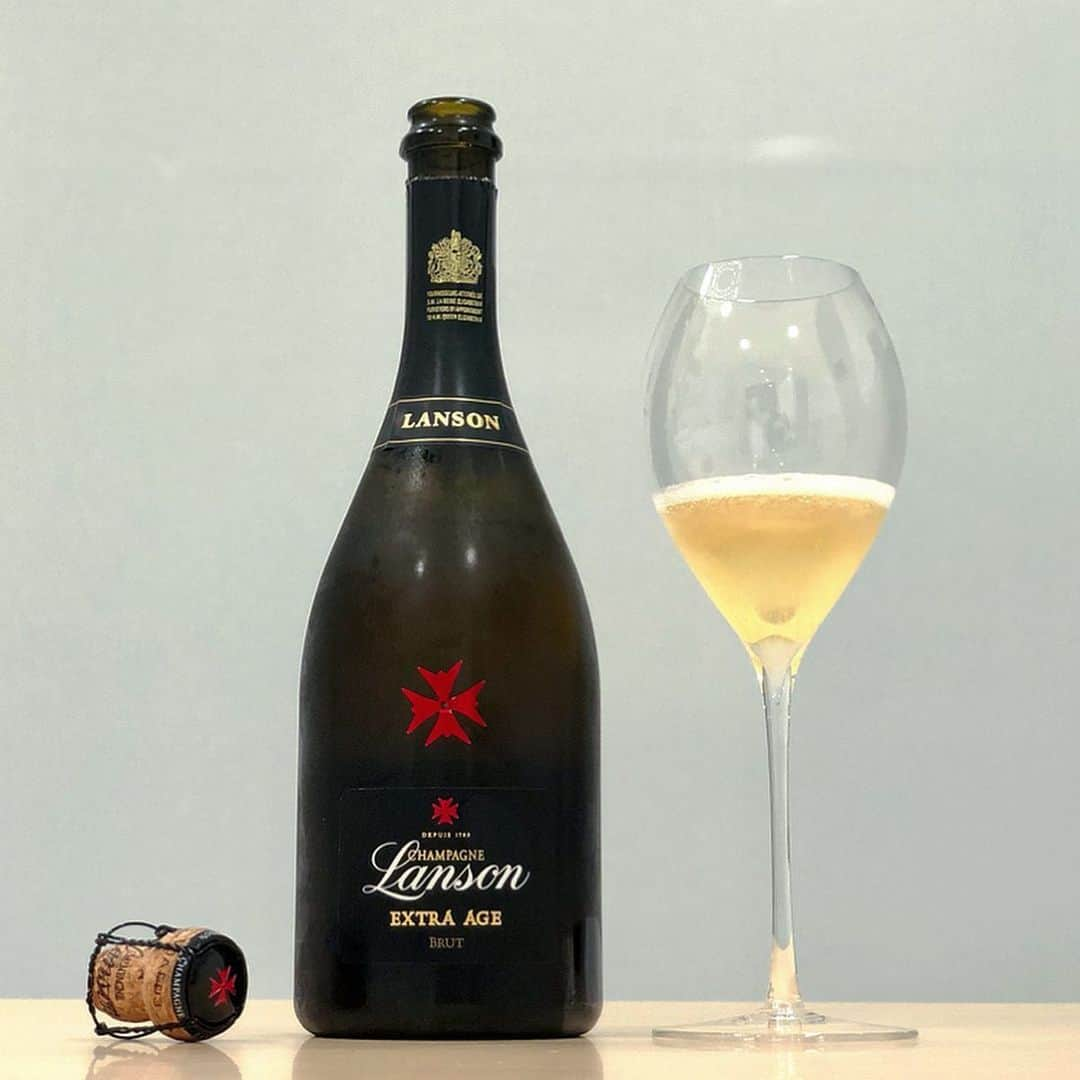 エンリケ・ソラ・クレメンテさんのインスタグラム写真 - (エンリケ・ソラ・クレメンテInstagram)「Lanson, one of the oldest houses in Champagne, offers us its delicious Extra Age Brut champagne, a blend of Chardonnay and Pinot Noir from vineyards classified as "Grand Cru" and "Premier Cru" and the result of an exceptional three-year assembly: 2004, 2005 and 2006. The freshness and energy so appreciated in the Lanson style are related to the lack of completion of the malolactic fermentation in the winemaking process. This is one of the historical decisions of the house that characterize its style and its distinctive elements. Lanson gives special importance to the fruit and the richness of aromas in his search for the purity of his wines. ———— Lanson, una de las casas más antiguas de la Champagne, nos ofrece su delicioso champagne Extra Age Brut, una mezcla de Chardonnay y Pinot Noir de viñedos clasificados "Grand Cru" y "Premier Cru" y fruto de un ensamblaje de tres años excepcionales: 2004, 2005 y 2006. El frescor y la energía tan apreciados en el estilo Lanson están relacionados con la falta de realización de la fermentación maloláctica en el proceso de elaboración del vino base. Esta es una de las decisiones históricas de la casa que caracterizan su estilo y sus elementos distintivos. Lanson da especial importancia a la fruta y a la riqueza de aromas en su búsqueda de la pureza de sus vinos. • • • • • #vino #vin #vinho #вино #ワイン #紅酒 #wein #champagne #winelover #wineinfluencer #winetime #foodporn #food #winecellar #wineporn #instawine #winetasting #sommelier #foodandwine #champagnelover #lanson #lansonchampagne #extraage #brut #reims #lehmannglass」6月8日 21時00分 - kike_sola