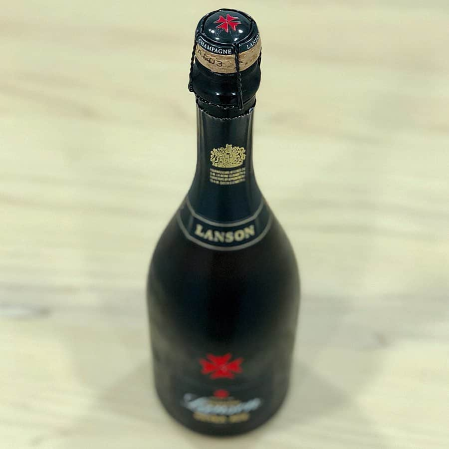 エンリケ・ソラ・クレメンテさんのインスタグラム写真 - (エンリケ・ソラ・クレメンテInstagram)「Lanson, one of the oldest houses in Champagne, offers us its delicious Extra Age Brut champagne, a blend of Chardonnay and Pinot Noir from vineyards classified as "Grand Cru" and "Premier Cru" and the result of an exceptional three-year assembly: 2004, 2005 and 2006. The freshness and energy so appreciated in the Lanson style are related to the lack of completion of the malolactic fermentation in the winemaking process. This is one of the historical decisions of the house that characterize its style and its distinctive elements. Lanson gives special importance to the fruit and the richness of aromas in his search for the purity of his wines. ———— Lanson, una de las casas más antiguas de la Champagne, nos ofrece su delicioso champagne Extra Age Brut, una mezcla de Chardonnay y Pinot Noir de viñedos clasificados "Grand Cru" y "Premier Cru" y fruto de un ensamblaje de tres años excepcionales: 2004, 2005 y 2006. El frescor y la energía tan apreciados en el estilo Lanson están relacionados con la falta de realización de la fermentación maloláctica en el proceso de elaboración del vino base. Esta es una de las decisiones históricas de la casa que caracterizan su estilo y sus elementos distintivos. Lanson da especial importancia a la fruta y a la riqueza de aromas en su búsqueda de la pureza de sus vinos. • • • • • #vino #vin #vinho #вино #ワイン #紅酒 #wein #champagne #winelover #wineinfluencer #winetime #foodporn #food #winecellar #wineporn #instawine #winetasting #sommelier #foodandwine #champagnelover #lanson #lansonchampagne #extraage #brut #reims #lehmannglass」6月8日 21時00分 - kike_sola