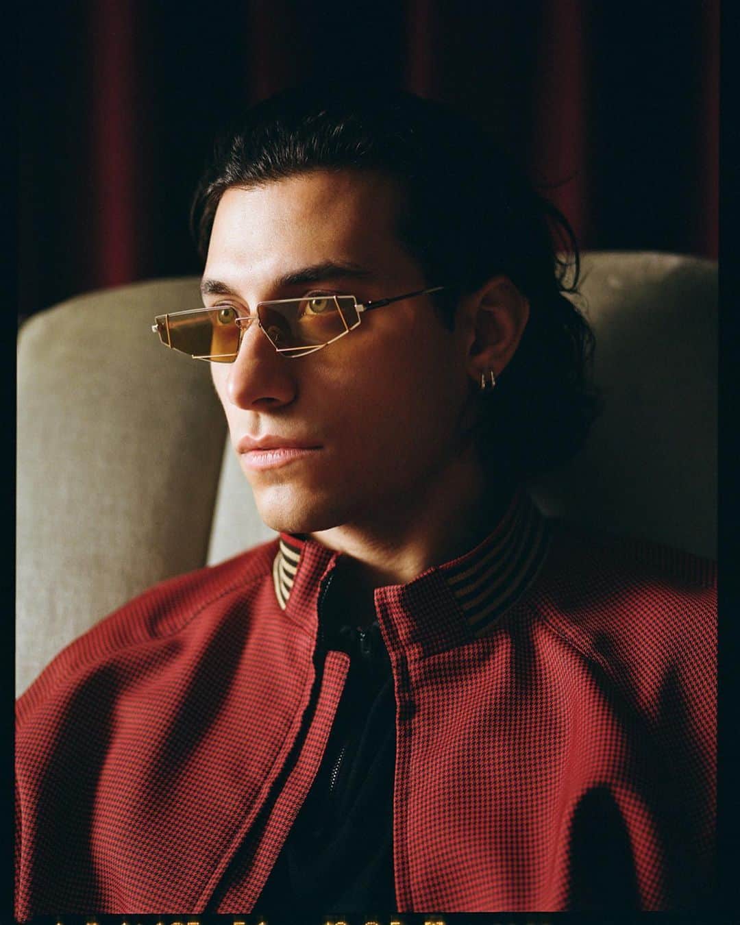 Fendiさんのインスタグラム写真 - (FendiInstagram)「A new kind of nostalgic futurism takes center stage in the #FendiSS19 eyewear edit, starring the actor and musician @robraco. #FendiEyewear  Discover more on @fisforfendi.」6月8日 20時53分 - fendi
