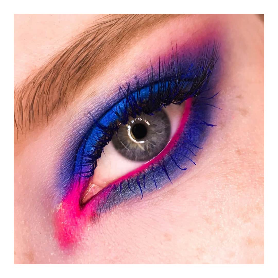 さんのインスタグラム写真 - (Instagram)「Неоновое сочетание: фуксия и электрический синий 🧿 Листай фото и голосуй, в каком варианте тебе нравится больше: на глазах с палеткой #MACArtLibrary — It's Designer или на губах с помадой Matte Lipstick — Royal и тенями #MACEyeShadow — In The Shadows? 💖 ⠀ MUA:  @balandova_k / М•А•С Галерея Краснодар (глаза), @le.hot / М•А•С Радуга (губы) ⠀ #MACCosmeticsRussia」6月8日 21時00分 - maccosmeticsrussia