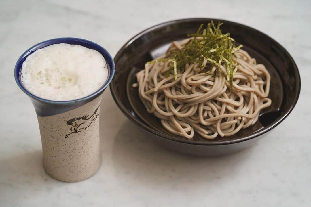 さんのインスタグラム写真 - (Instagram)「. こちらは、素焼き陶器のビアタンブラーと水切り皿です！  水切り皿は、水気や油が切れるだけでなく、そのまま蒸し 料理を作ることもできます。今の時期は、蕎麦の水切り皿 として大活躍！  皆さんは、父の日に何をプレゼントしますか？  #父の日 #父の日特集 #お父さんありがとう #大堀相馬焼 #松永窯 #藤吉郎窯 #陶器 #素焼き #二重構造 #ビアタンブラー #水切り皿」6月8日 20時58分 - somayaki_matsunaga