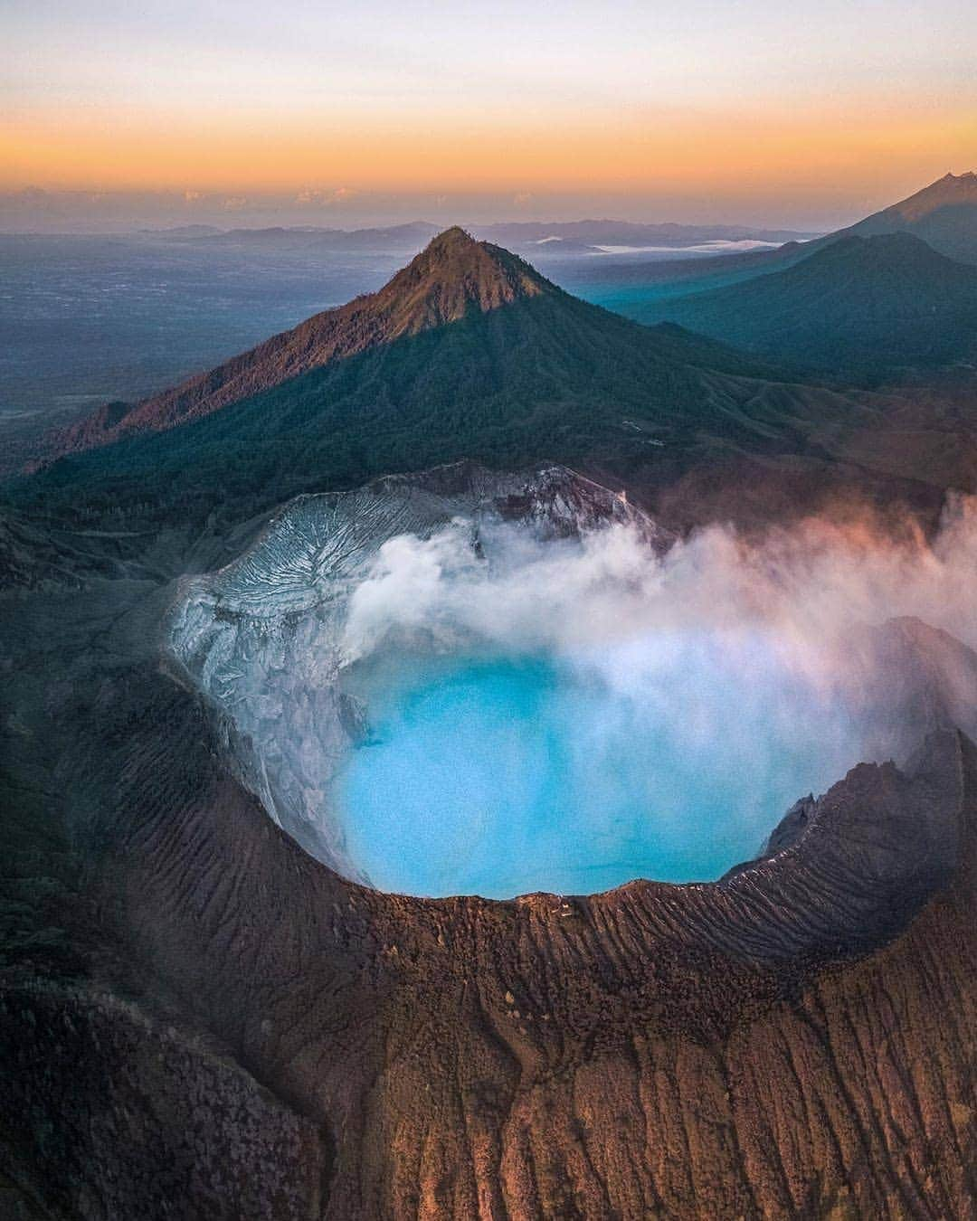 BEAUTIFUL DESTINATIONSさんのインスタグラム写真 - (BEAUTIFUL DESTINATIONSInstagram)「No saturation needed on this water. The turquoise color of the water is caused by extreme acidity of the Ijen Volcano on the island of Java. "Definitely worth getting up at midnight and traveling six hours to another Indonesian island to see this amazing sulfuric volcano for sunrise." (📷: @davide.anzimanni 📍: Ijen Volcano, #Indonesia)」6月8日 21時07分 - beautifuldestinations