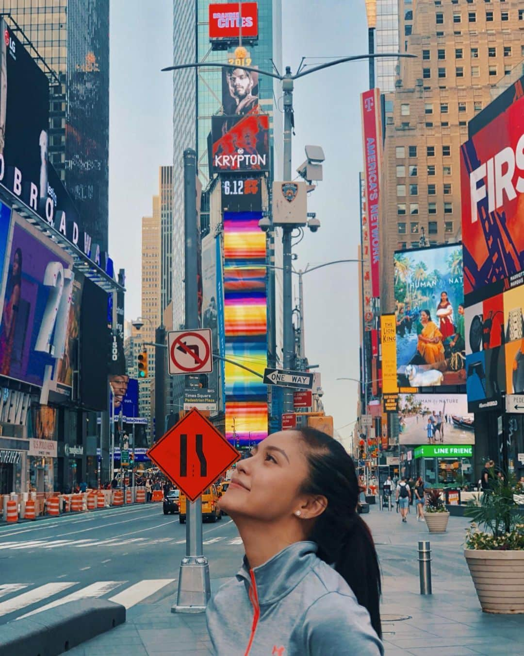 Kim Chiuさんのインスタグラム写真 - (Kim ChiuInstagram)「Concrete jungle where dreams are made of There's nothin' you can't do Now you're in New York....🚧. uuuyyyyy!!!! aminin mo kumanta ka habang binabasa?!!😅 hihihi ako din kasi eh!😝😂 . . . #Chiurista #TimeSquare by day☀️. #BeloSkinReboot still on point on my cheeks😁」6月8日 21時00分 - chinitaprincess