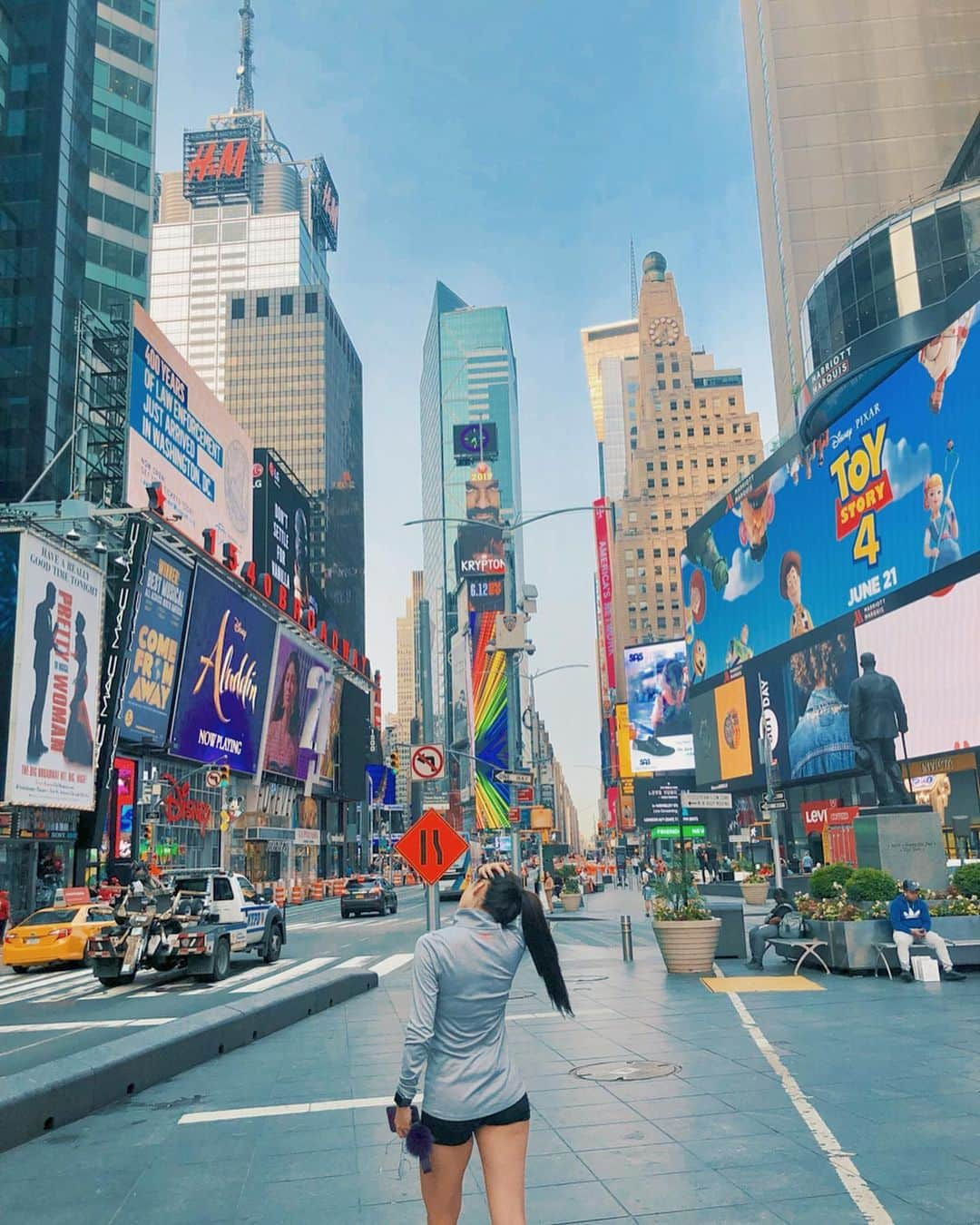 Kim Chiuさんのインスタグラム写真 - (Kim ChiuInstagram)「Concrete jungle where dreams are made of There's nothin' you can't do Now you're in New York....🚧. uuuyyyyy!!!! aminin mo kumanta ka habang binabasa?!!😅 hihihi ako din kasi eh!😝😂 . . . #Chiurista #TimeSquare by day☀️. #BeloSkinReboot still on point on my cheeks😁」6月8日 21時00分 - chinitaprincess