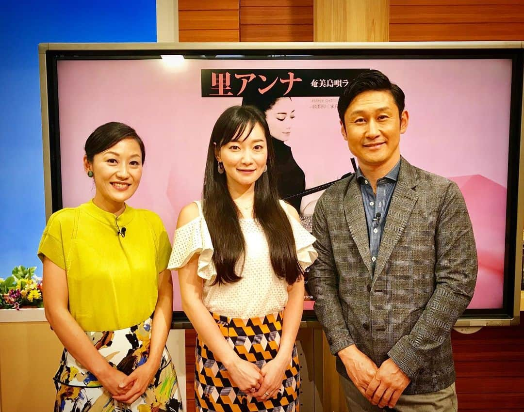 下山英哉さんのインスタグラム写真 - (下山英哉Instagram)「【かごしま4】 ゲストは…里アンナさん！  大河ドラマ「せごどん」のメインテーマで 聴いたあの歌声でした🎶  スペインやドイツなど… 世界で活躍する里さん^_^  7月23日には 鹿児島市のキャパルボホールで コンサートを開催^_^  #mbc #mbc1 #mbctv #かごしま4 #かご4 #ゲスト #里アンナ #里アンナさん #せごどん #せごどんメインテーマ #7月23日 #コンサート #キャパルボ #キャパルボホール #鹿児島 #kagoshima」6月8日 21時01分 - shimoyama.hideya