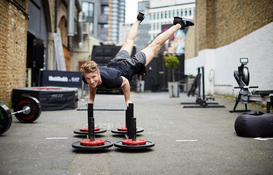 Armani Officialさんのインスタグラム写真 - (Armani OfficialInstagram)「Looking back at the #EA7 training sessions with @theandrew.tracey and @rogerframpton held in collaboration with @menshealthuk. The perfect inspiration for a weekend of sport and fun」6月8日 21時03分 - emporioarmani