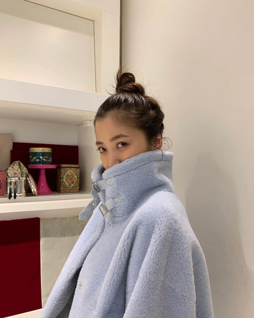 佐藤優津季のインスタグラム：「#stunninglure 2019a/w﻿ 白と悩み水色。﻿ 地球にも優しく、お財布にも優しいエコファー🥰🙌」