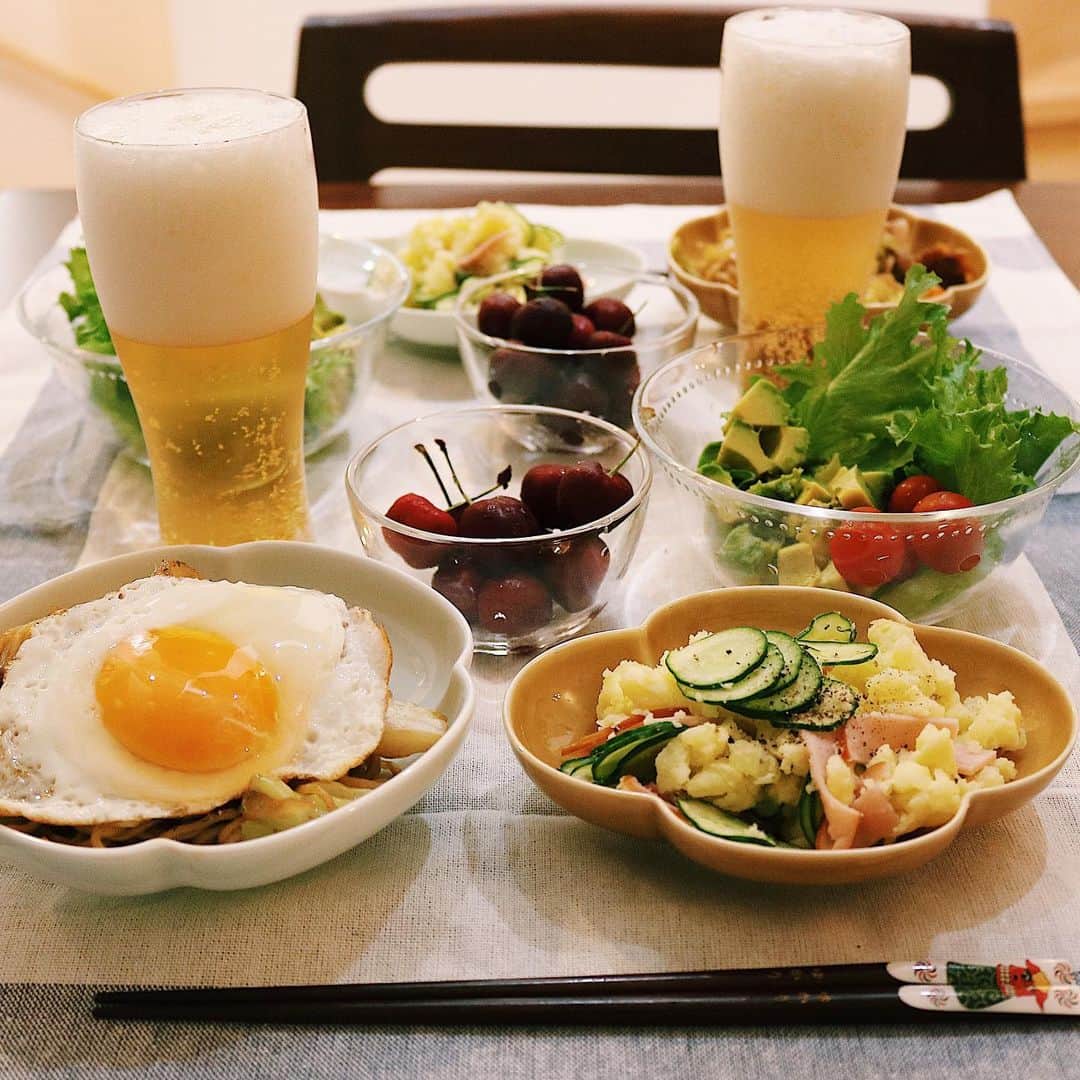 ゆかり/yukariのインスタグラム：「夜ごはん 焼きそば目玉焼きのせ、ポテトサラダ、アボカドサラダ、チェリー、金麦 * 今日も掃除をしました。今日はゴミ袋15袋分ゴミが出た。 もはやゴミの中に住んでいたのではないかと思いはじめた。 * * * #おうちごはん #うちごはん #晩ごはん #夜ごはん #夕食 #料理 #手料理 #食卓 #自炊 #家庭料理 #料理好きな人と繋がりたい #暮らし #テーブルコーディネート #おうちごはんLover #food #japanesefood #foodpic #料理記録 #和食 #今日の晩御飯 #今日の夕食 #手抜きごはん #おうち和ごはん」