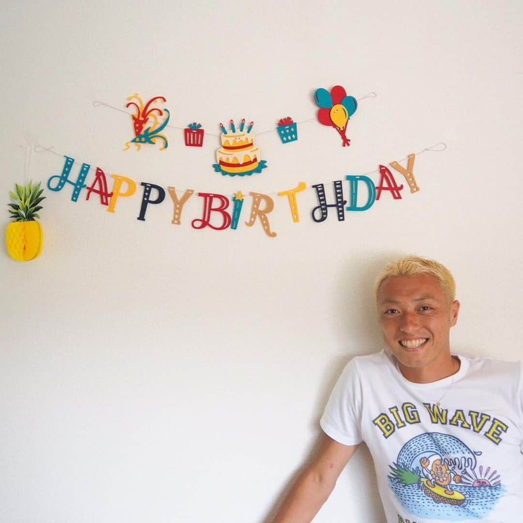 堤俊輔さんのインスタグラム写真 - (堤俊輔Instagram)「6月8日で32歳になりました㊗️ 鹿児島でプレー出来て、とても幸せな誕生日です🤩✨ これからも毎日全力でがんばります💪🏾 皆さん、引き続き応援よろしくお願いします🙇‍♂️ 大好きな @oldsummer.tokyo のプレゼントをもらって最高の誕生日でーす🥳  明日は白波スタジアムでホームゲームです⚽️ 皆さんスタジアムに応援に来てください、よろしくお願いします🙇‍♂️❗️ #サッカー  #Jリーグ  #鹿児島ユナイテッドFC #鹿児島 #soccer  #jleague  #kagoshimaunitedfc #kagoshima #堤俊輔  #ツツスタグラム  #チェストー！ #勝手に鹿児島大使  #誕生日 #32歳 #調子乗り世代 #オールドサマー #oldsummer」6月8日 21時15分 - shunsuketsutsumi.19