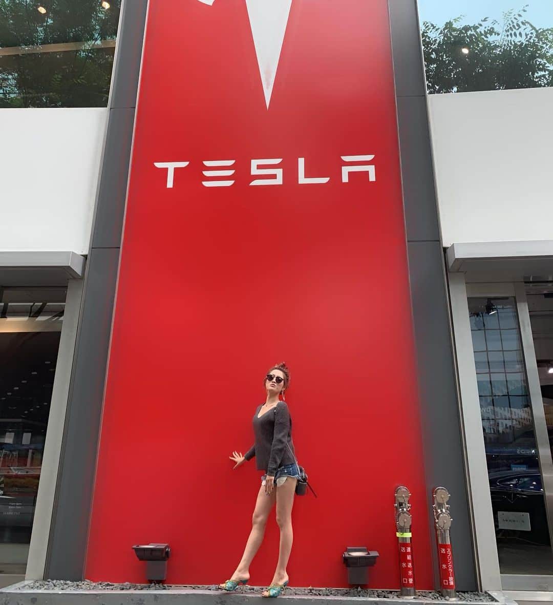 五月千和加さんのインスタグラム写真 - (五月千和加Instagram)「. Tesla @teslamotors の試乗してきたよ🚘 車好きにはたまらない！ . #tesla #car #carmania #テスラ #車 #試乗 #bananarepublic #holister #diana #aladdin #sunglasses #dior #バナリパ #ホリスター #ダイアナ #サングラス #アラジン #ミュール #表参道 #外苑前 #青山」6月8日 21時18分 - satsuki_senwaka