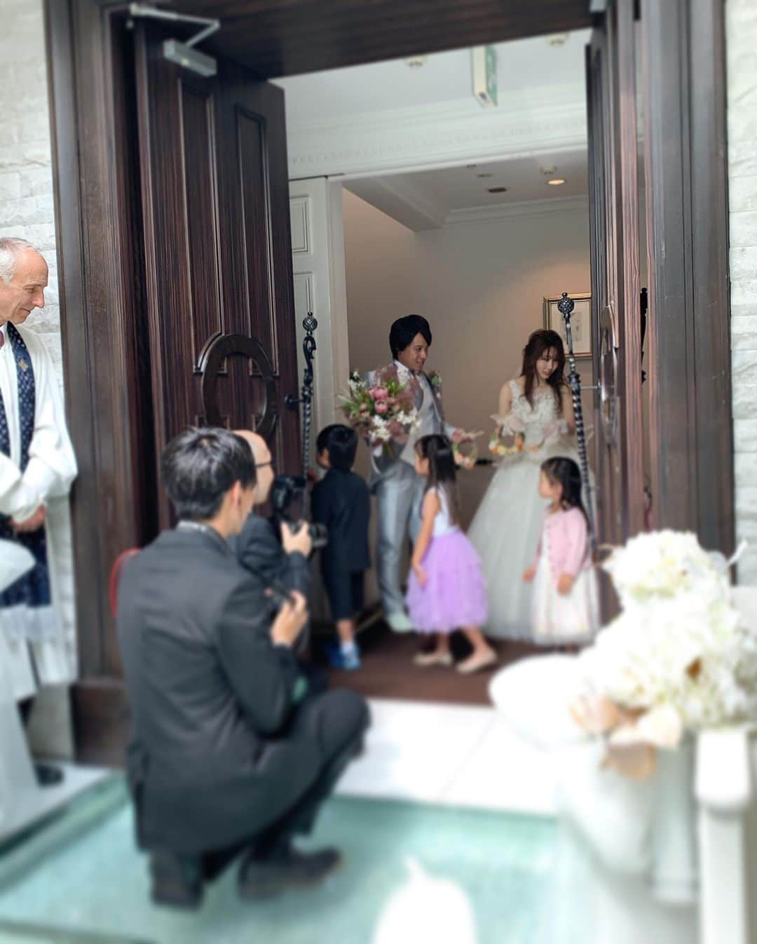 YU-U（工藤由布）さんのインスタグラム写真 - (YU-U（工藤由布）Instagram)「♡happy wedding♡ ゆるっとダウンスタイル×aokiyuri✨ 素敵すぎた❤️ @theaokiyurishop & @aokiyuri 最高なヘッドドレスだ🙈🌟 太陽🌞からもおめでとうと言われたような雨予報や曇り予報も外行くと晴れ間が🌈 ・・・ #u_wedding #uアレンジ #aokiyuri #結婚式 #パーティーアレンジ #お呼ばれヘア #wedding #weddinghair #partyhair #bridalhair」6月8日 21時22分 - nyan22u22nyan