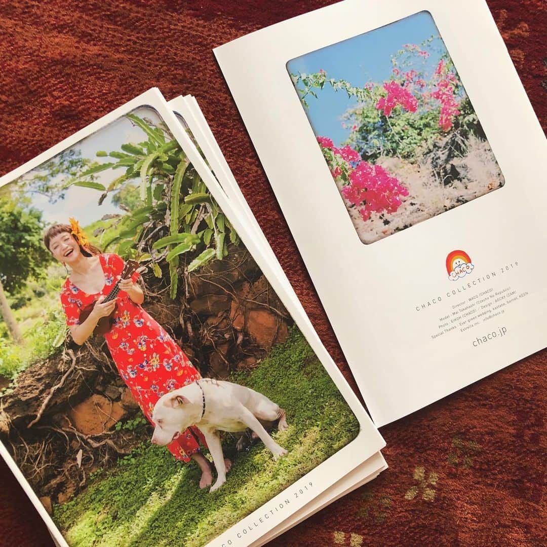 waco⭐️CHACOのインスタグラム：「CHACO 2019catalog 今年のカタログができました🌴 まいちゃんと行ったハワイの風を感じてもらえたら嬉しいです🌺 オンラインショップにてご注文いただいた皆様にもれなく発送させていただきます😊」