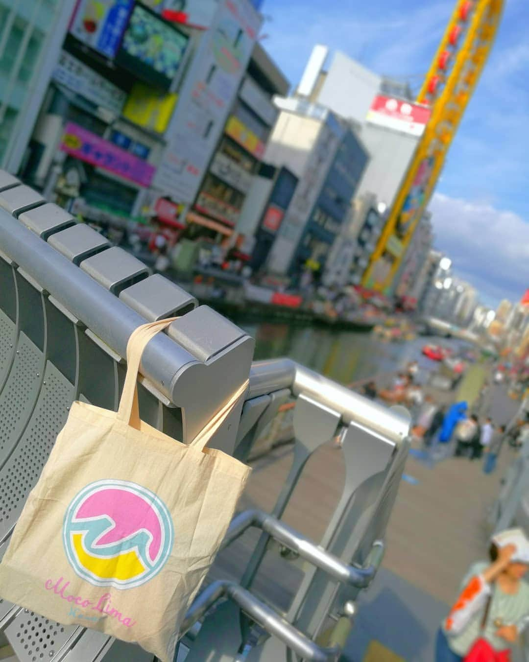 Moco Lima Hawaiiさんのインスタグラム写真 - (Moco Lima HawaiiInstagram)「Big Pompom Tote Royal Blue, Made By Moco  #glico#osaka#firsttime#first#experience#vacation#trip#takoyaki#japanesefood#yummyfood#japanese#hawaii#mocolima#lovemyjob#challenger#nevergiveup#photoshoot#bag#mydesign#original#大阪#初#伊丹空港#道頓堀#心斎橋#たこ焼き#くいだおれ」6月8日 21時29分 - mocolimahawaii