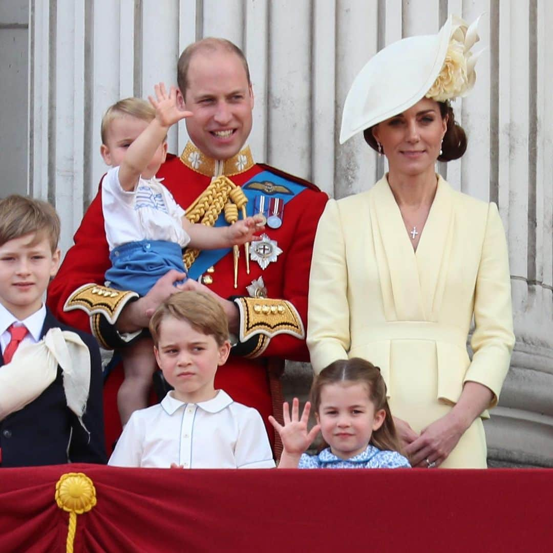 ELLE Magazineさんのインスタグラム写真 - (ELLE MagazineInstagram)「#PrinceLouis just made his #TroopingtheColour debut with #KateMiddleton, and he gave the most iconic first royal wave. 👋 Link in bio for all the details and to see every second of the adorable moment.」6月8日 21時32分 - elleusa