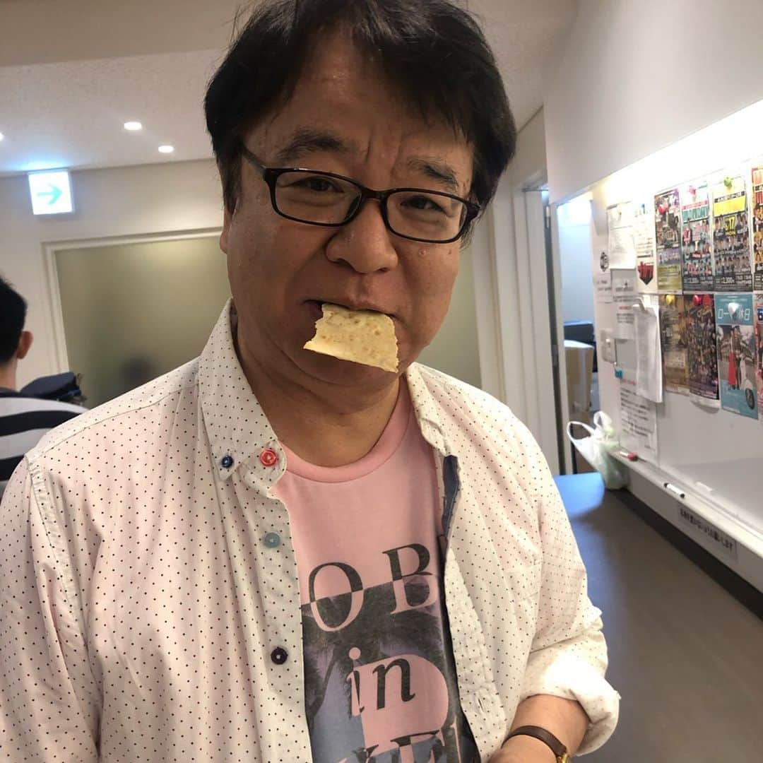 宇都宮まきさんのインスタグラム写真 - (宇都宮まきInstagram)「出たっ😂まるむし商店東村さんの🥰東村商店🌝 でも🤣みんな消毒してまでは 食べたくなかったのかな😂 誰一人として食べてなかった😂😂😂 ちょ🤣誰か食べてょ‼️🥳 可哀想じゃんっ😂 それに気付いた東村さん😻 自分でひきちぎって食べてた🤣 とっても可愛い😍🥇 ちゃんと😉消毒もしてたんだょ😌 他には誰も食べないのに😂 めっちゃ真面目で✨ルールを おもんぱかる人なんだね☺️💓 ステキだな🥰💮💯 東村さん🌝 次は✨誰かが食べてくれたらぃぃね😇 ぃつもみんなのために✨サンクスだょ😻 バィバーイ🥰🥰🥰」6月8日 21時33分 - utsunomiyamaki