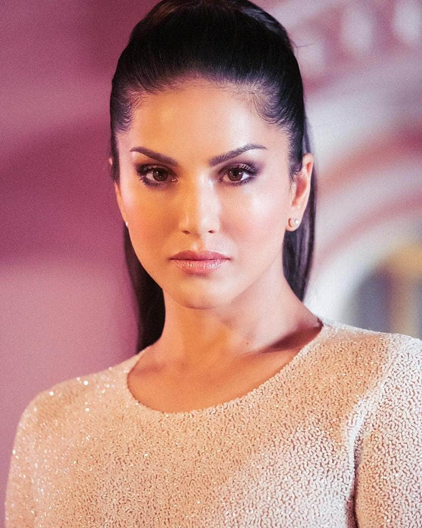 サニー・レオーネさんのインスタグラム写真 - (サニー・レオーネInstagram)「"Mood" 😑」6月8日 21時43分 - sunnyleone