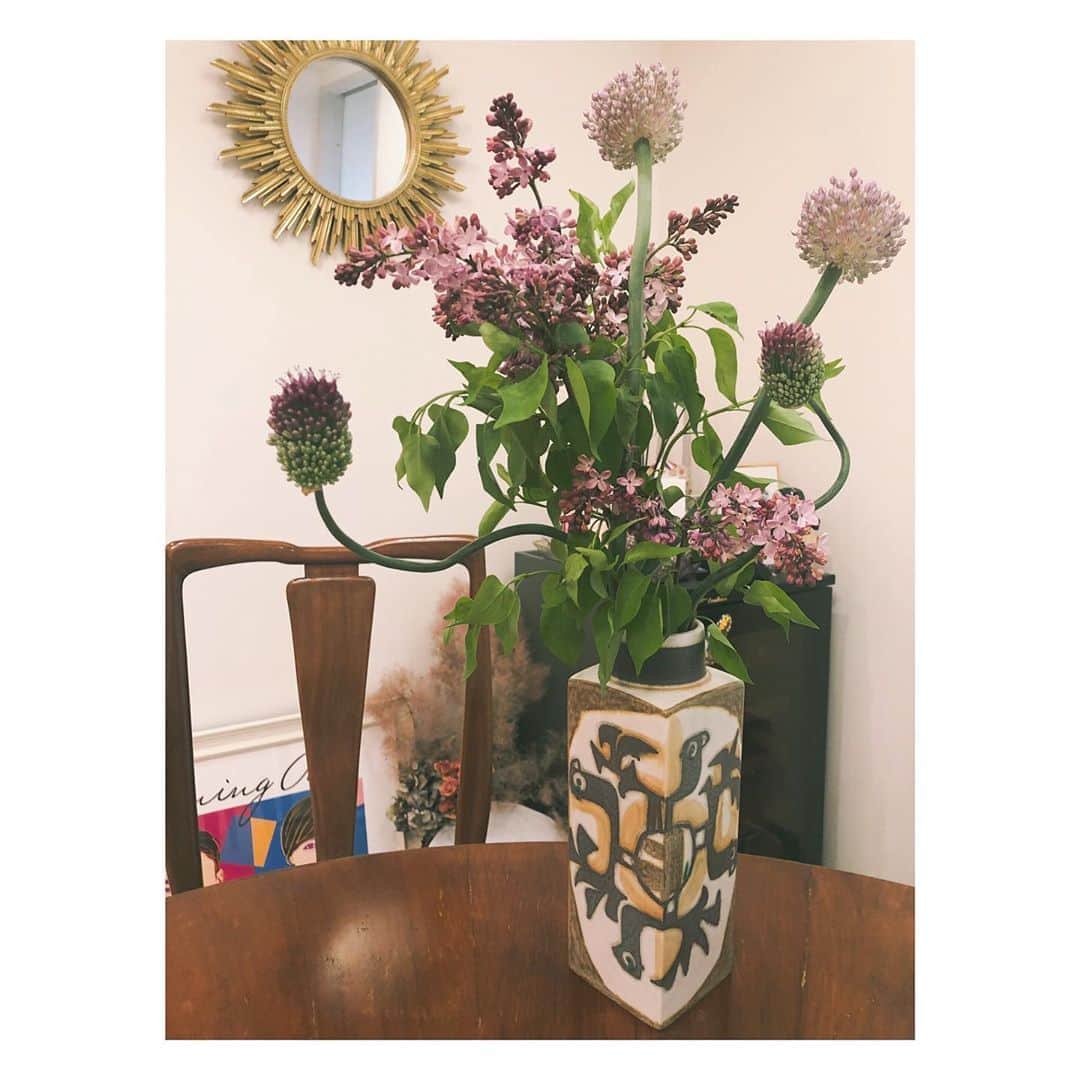 笹川友里さんのインスタグラム写真 - (笹川友里Instagram)「少し前に飾っていたのは 珍しく紫系の花たち💜 葱坊主のようなまんまるなこの子、 2週間以上元気でした🤞  #紫 #ネギ坊主的な  #お気に入りの花瓶 #謎の鳥」6月8日 21時40分 - sasagawayuri