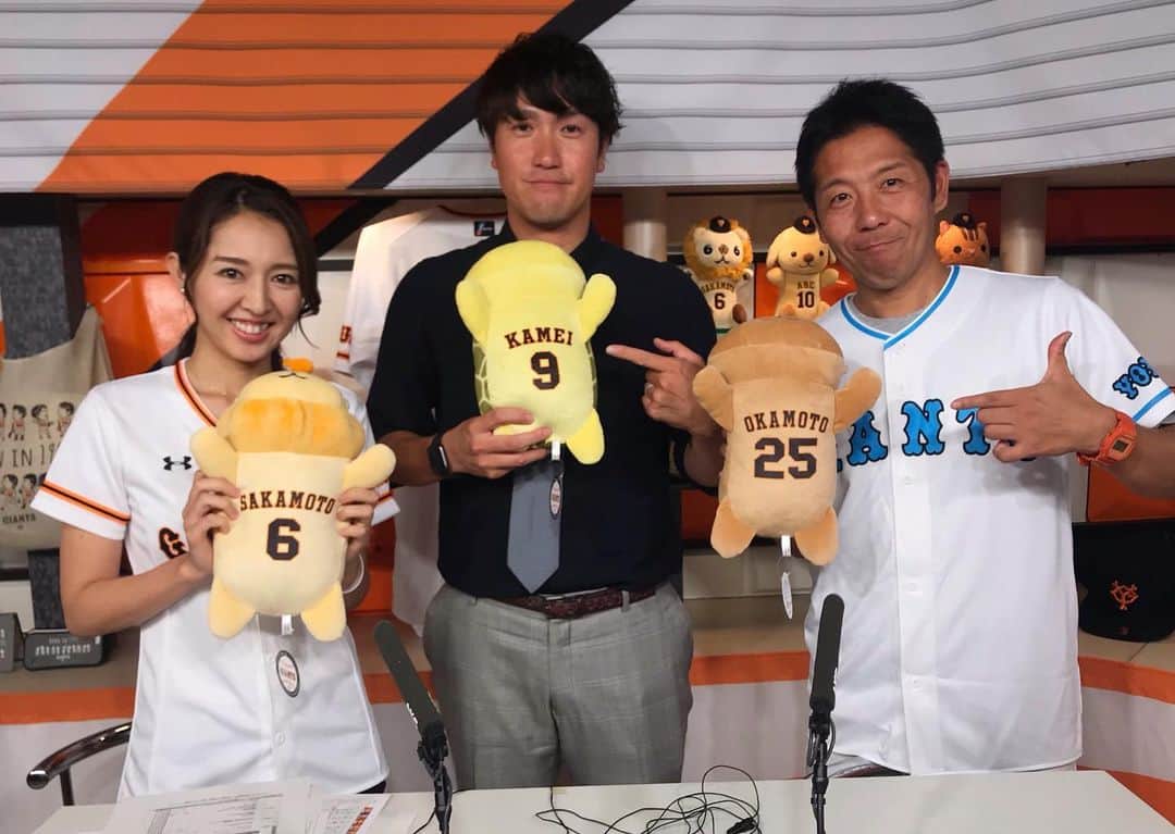 阿部智帆のインスタグラム：「🦁🐢🐻 . あと一歩！！の所まで 粘りを見せてくれたGIANTS🌟 . ９回 岡本選手の２ランは 明日へ希望を繋げるアーチ😆 必ず勝ってカード勝ち越しといきましょう✊🧡 . . 明日はこの選手たちが活躍してくれるかな⁈と 予想のクッション🦁🐢🐻💕 肩乗せポーズは山口さん考案😜 . 明日も熱い声援を送りましょ〜🧡🧡🧡 . #giants #巨人 #千葉ロッテマリーンズ  #セパ交流戦 #交流戦 #プレポストゲームショー #プレポスファミリー #山口鉄也 さん #阿出川浩之 さん #阿部智帆」