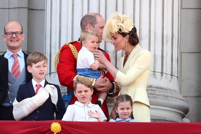 People Magazineさんのインスタグラム写真 - (People MagazineInstagram)「Prince Louis has checked off another royal milestone: his Buckingham Palace balcony debut! ❤️ Tap the bio link for more on his adorable first #TroopingtheColour appearance. | 📷: Neil Mockford/GC Images」6月8日 21時41分 - people