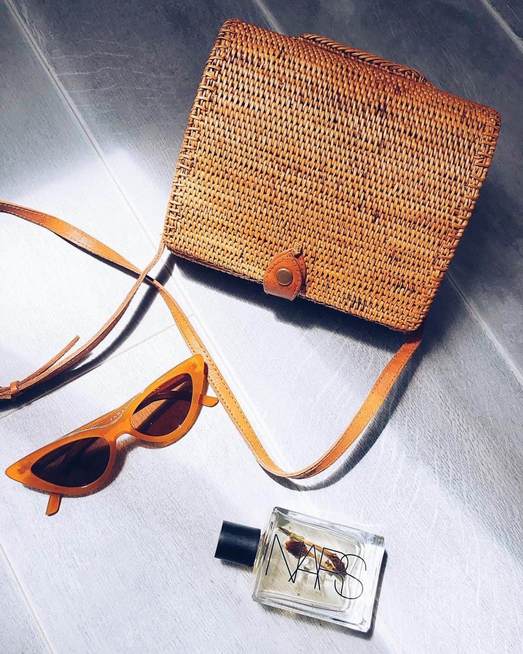 sananasのインスタグラム：「Waiting for the summer like ... ☀️Complètement fan de mon nouveau sac @LeQuartier_Libre 😍! De mes lunettes @zara et de mon huile @Narsissist aussi 😜Quand le soleil pointe le bout de son nez quel est la pièce/le produit que vous adorer porter ? 😍 . #VivementLeRetourDuSoleil #LeQuartierLibre #SummerEssentials」