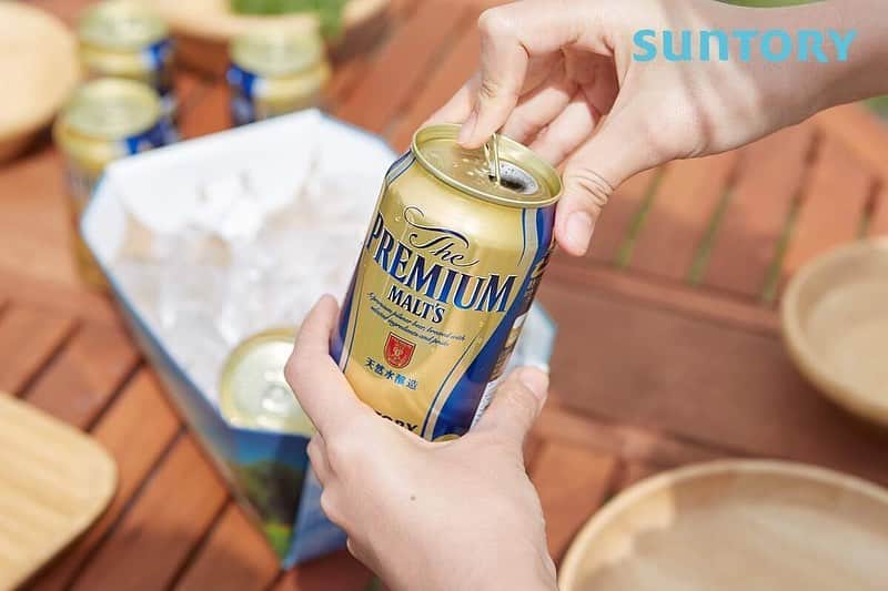 カインズさんのインスタグラム写真 - (カインズInstagram)「【サントリー酒類×cainz】 キャンプ、アウトドアで手軽に使えるガーデンキャンプをイメージした限定デザインボックス。 中に氷を入れて缶を冷やせるので、クーラーボックス要らず。内側は防水加工が施されているので、24時間以内なら安心してお使いいただけます。もちろん紙製だから、そのまま使い捨てOK！身軽で行きたいキャンプには、活躍すること間違いなしですね。 . 新プレミアムモルツ 350ml×24 価格 5,080円(税込) . 詳しくはこちら http://www.cainz.com/jp/design_exhibition/item/4901777302310.html?utm_source=sns&utm_medium=fb&utm_campaign=190608_02 . こちらの商品ご購入でカインズカードポイント50Pプレゼント🎁Instagramユーザーさんには抽選でデザイン展商品プレゼントも🎵 詳しくはプロフィールURLから✨ . #カインズデザイン展 #カインズデザイン展vol3 #サントリー酒類 #ザプレミアムモルツ #パック #クーラーボックス #防水加工 #キャンプ #アウトドア #cainzdesignexhibition #suntoryliquors #thepremiummalts #pack #coolerbox #waterproof #camp #outdoors #cainz #cainzhome #カインズ #カインズホーム #くらしにららら」6月8日 21時48分 - cainz_official