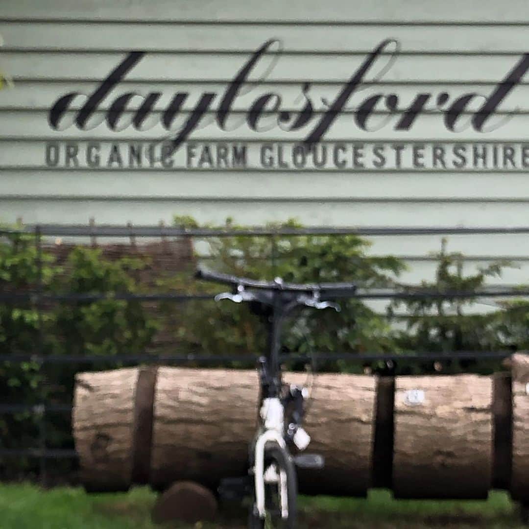 ボビー・ブラウンのインスタグラム：「Love this place. @daylesfordfarm and their message. Eat to be healthy and care for our planet. Nurture our Nature And so good to see @emmafmaclaren and her beautiful face.」
