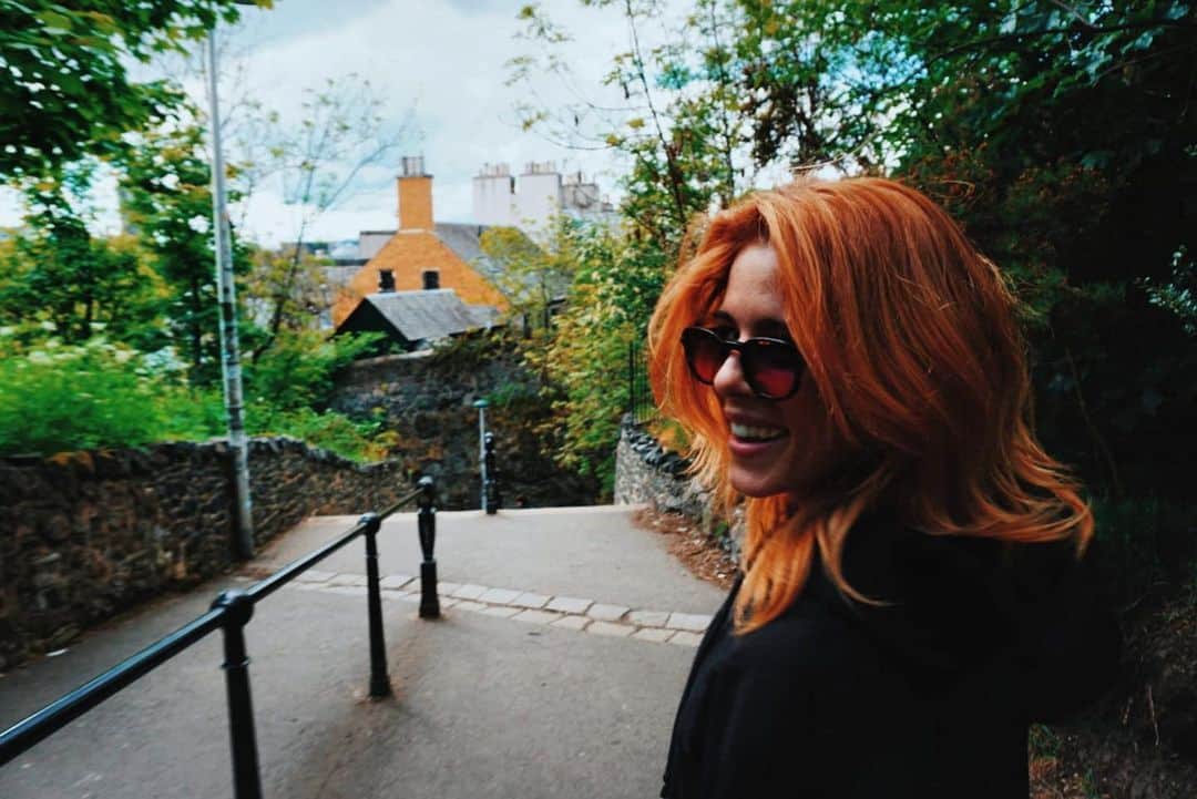 エミリー・ベット・リカーズのインスタグラム：「Friends capture you best... thanks to professional friendtographer @jeanluc for capturing a major moment of the Jet Lag Diaries」