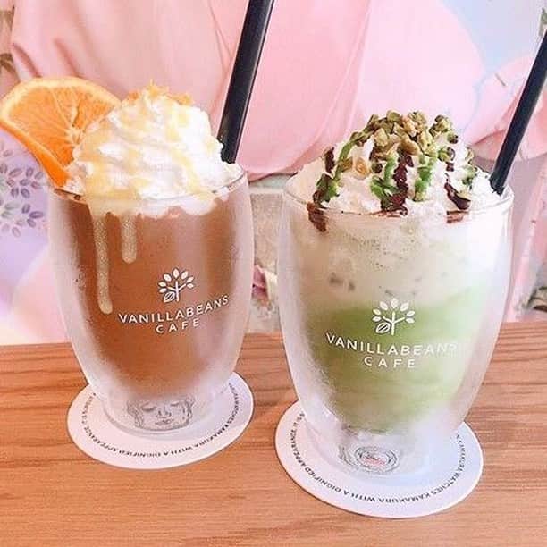 のインスタグラム：「.⠀ 【#uwasa_神奈川】⠀⠀⠀⠀⠀⠀⠀ 横浜発のチョコレート専門店「バニラビーンズ(VANILLABEANS)」をご紹介🍫✨⠀ チョコレート作りを通して”食べる人も作る人も、カカオ原産国の人たちも笑顔になる”をコンセプトに、チョコレートを使用したスイーツやドリンクが楽しめます😍🎶⠀ とことん素材や美味しさにこだわり、 さらには、ほっと笑顔になるお菓子やサービスがいっぱい💓⠀ 3号店目となる鎌倉店は、装飾の細部にまでこだわりジャパニーズモダンをイメージし、木の温もりを感じる開放的な空間が広がっています🌌⠀ ひょこっと現れる大仏モチーフの鎌倉店限定スイーツやグッズにも注目😲🌼⠀ ＊⠀⠀⠀⠀ 横浜生まれのチョコレート バニラビーンズ👉(@vanillabeans_official)⠀⠀⠀⠀⠀⠀ ＊⠀⠀⠀⠀ ↓素敵なアカウントはこちら⠀⠀⠀⠀ [photo by:@i.am_saaya]⠀⠀⠀⠀ ＊⠀⠀⠀⠀ <<✏️=========================>>⠀⠀⠀⠀ グルメに関する素敵なお写真を⠀⠀⠀⠀ 厳選してご紹介しています📷🌈⠀⠀⠀⠀ 【 @uwasa_gourmet 】 or 【 #uwasa 】⠀⠀⠀⠀ をタグ付けであなたの投稿が⠀⠀⠀⠀ Instagramや記事で紹介されちゃうかも👀🎉⠀⠀⠀⠀ 皆さんの素敵なご投稿お待ちしています🌸⠀⠀⠀⠀⠀⠀⠀ <<=========================>>⠀⠀⠀⠀ ＊⠀⠀ #神奈川 #鎌倉 #鎌倉カフェ #カフェ #cafe #カフェ部 #カフェ巡り #チョコレート #チョコ #chocolate #カカオ #グルメ #グルメ好き #vanilla #バニラ #スイーツ #スイーツ部 #スイーツ巡り #sweets #美味しい #yummy #ドリンク #drink #美味しい #yummy #散歩 #インスタ映え」