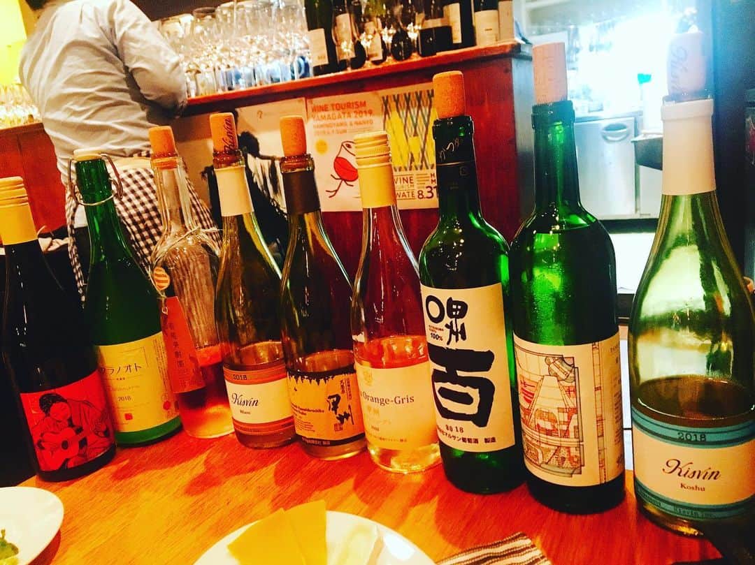 佐藤千晶さんのインスタグラム写真 - (佐藤千晶Instagram)「先週は生放送終わりに お酒を愛する皆さんと 美味しい山梨のワインを いただけるワインバーへ。  たくさんテイスティングさせていただき、お気に入りをグラスで😊  今回は時間の関係もあって白ワインを中心に紹介していただいたので、次回は赤ワインを飲みにいこう💓  オーナーの大木さん、 ワインのこと、ぶどうのこと、 いろいろ教えていただきありがとうございました✨  #山梨 #甲府 #山梨ワイン #フォーハーツカフェ #ワイン #お酒 #ハナキン #チアキン」6月8日 21時53分 - satochiaki125