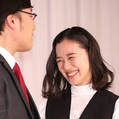 女性自身 (光文社)さんのインスタグラム写真 - (女性自身 (光文社)Instagram)「【山里亮太が結婚会見で見せた男気“魔性の女”否定に絶賛の声】 女性レポーターが「蒼井優さんは芸能界一のモテ女優とずっと言われていて。芸能界の男性でもものすごくファンの方が多いと伺っているんですけど。その女優さんを独り占めしちゃったわけですよね？」と質問した際のこと。 すると、真剣な表情で山里は「みなさんの目の前にいる蒼井さんと違う蒼井さんを僕は見せていただいると思うんで。本当に純粋で、楽しいときには笑って、美味しいもの食べてるときには本当ころころ笑って、泣きたいときはすごい泣くっていう。魔性って単語を使っているけど、僕はそんな人間じゃないっていうのを一緒にいてずっと見ていたんで。みなさんが思う魔性から発生する心配は一切ございません」ときっぱり断言。 ※詳細はプロフィールのリンクからWEB女性自身へ スクープダイジェストをストーリーで公開中！  #南海キャンディーズ #山里亮太 #蒼井優 #結婚 #記者会見 #魔性の女 #男気 #しずちゃん #山崎静代 #女性自身 #いいね #フォロー」6月8日 21時55分 - joseijisin