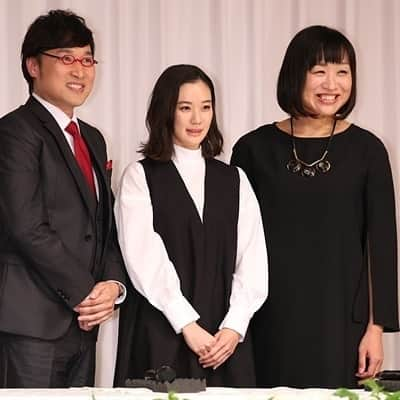 女性自身 (光文社)さんのインスタグラム写真 - (女性自身 (光文社)Instagram)「【山里亮太が結婚会見で見せた男気“魔性の女”否定に絶賛の声】 女性レポーターが「蒼井優さんは芸能界一のモテ女優とずっと言われていて。芸能界の男性でもものすごくファンの方が多いと伺っているんですけど。その女優さんを独り占めしちゃったわけですよね？」と質問した際のこと。 すると、真剣な表情で山里は「みなさんの目の前にいる蒼井さんと違う蒼井さんを僕は見せていただいると思うんで。本当に純粋で、楽しいときには笑って、美味しいもの食べてるときには本当ころころ笑って、泣きたいときはすごい泣くっていう。魔性って単語を使っているけど、僕はそんな人間じゃないっていうのを一緒にいてずっと見ていたんで。みなさんが思う魔性から発生する心配は一切ございません」ときっぱり断言。 ※詳細はプロフィールのリンクからWEB女性自身へ スクープダイジェストをストーリーで公開中！  #南海キャンディーズ #山里亮太 #蒼井優 #結婚 #記者会見 #魔性の女 #男気 #しずちゃん #山崎静代 #女性自身 #いいね #フォロー」6月8日 21時55分 - joseijisin