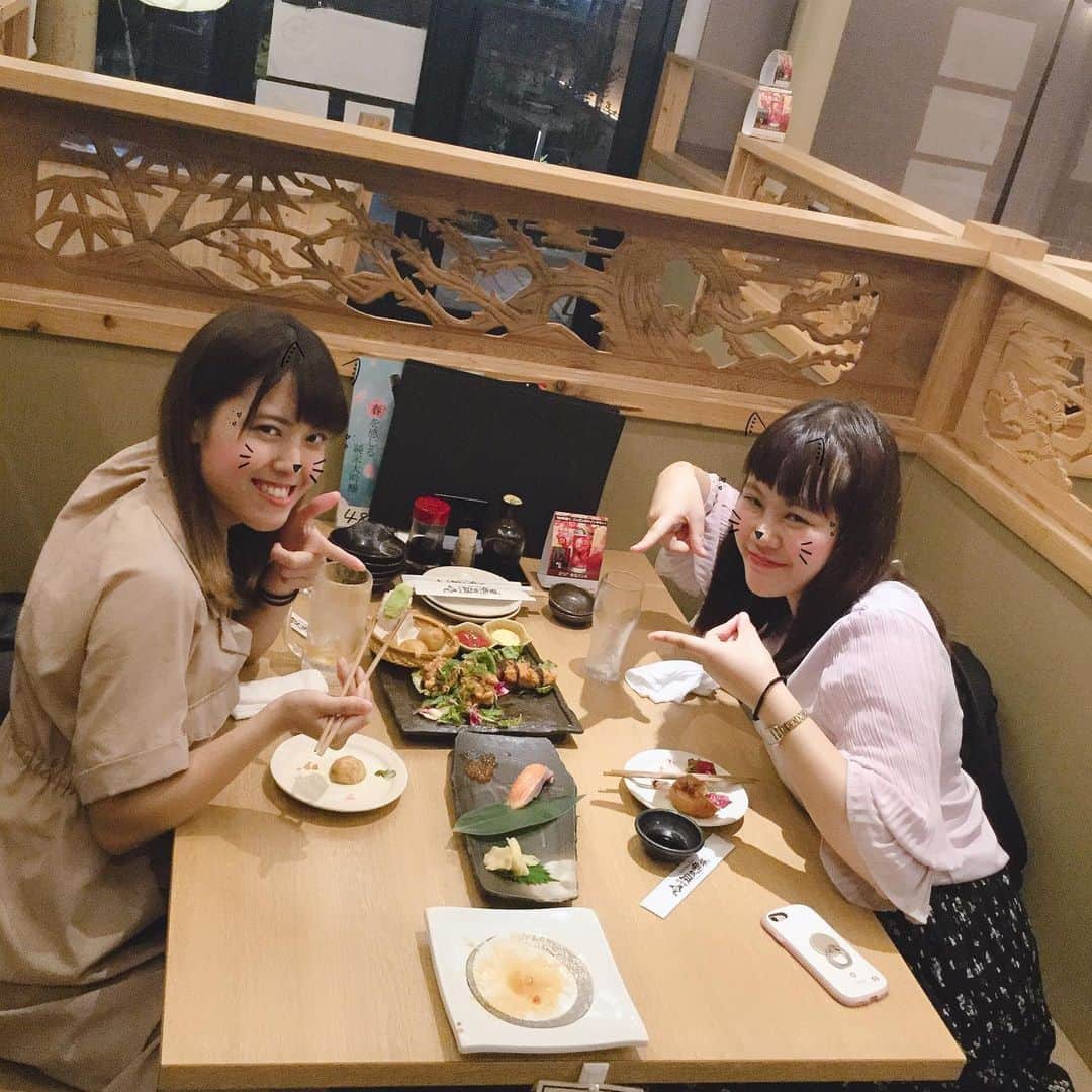 のインスタグラム：「こんばんわ！！！ .  今日は素敵な 神バイトの方が お友達と来てくださりました！ .  ここではお寿司🍣を 握るのが神業な神店長が いつも綺麗で美味しい 海鮮物を提供しています！！ .  この子達は揚げ物を 沢山食べておりますが…🐽笑  他にも美味しい 北海道名物が沢山！🐟🦀 お客様を待ってます💕🍴 . あ、もちろん スタッフ一同も💕💕笑 .  #知床漁場 #知床漁場吹田店 #大阪海鮮 #吹田グルメ  #吹田ランチ  #海鮮丼  #北海道グルメ」
