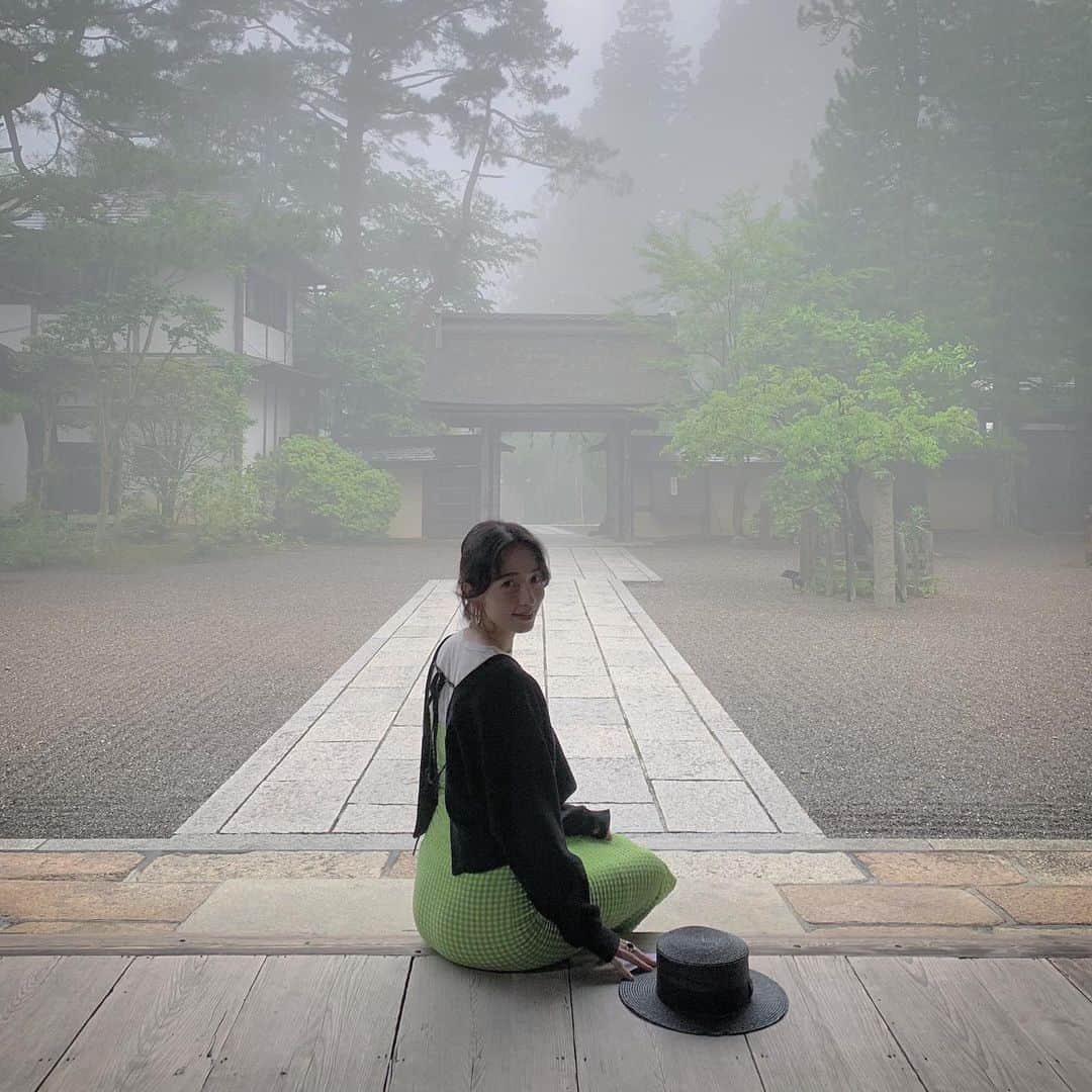 菊井亜希のインスタグラム：「初めての高野山 忘れかけてたものを思い出させてくれた場所。 今日はとても特別な体験をさせて頂きました。 霧が立ち込める神聖な空気。空海が作ったこの土地には、内なる真実を知るための出会いがあります。 きっとまた訪れたくなる場所 夢見心地な時間でした。♡ お世話になった、#三宝院 の飛鷹さん、ありがとうございました🙏」