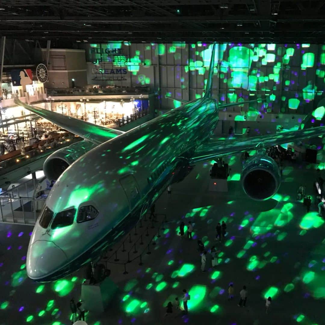 大西蘭さんのインスタグラム写真 - (大西蘭Instagram)「・ フライトオブドリームズの映像と音のショー『Fly with 787 Dreamliner』✈️ ・ ボーイング787と館内全体に映像が映し出されて、幻想的な空間に迷い込んだような不思議な感覚✨ ・ 映像は季節で変わるみたいなので、また来てみたい😆 ・ ・ #flywith787dreamliner  #フライウィズ787ドリームライナー #ボーイング787初号機  #フライトオブドリームズ  #セントレア #中部国際空港 #中部国際空港セントレア #アイアンマンセントレア #トライアスロン応援 #flightofdreams」6月8日 22時09分 - onishiran