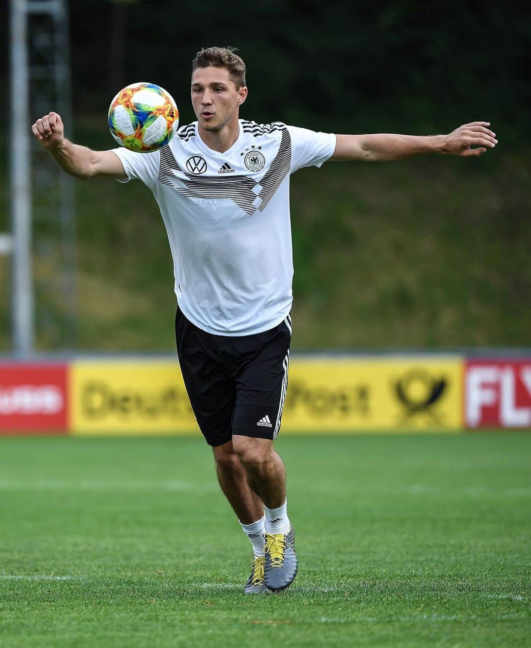 ニクラス・シュタルクのインスタグラム：「Fokus! 🔜🇧🇾🇩🇪 #BLRGER @dfb_team」