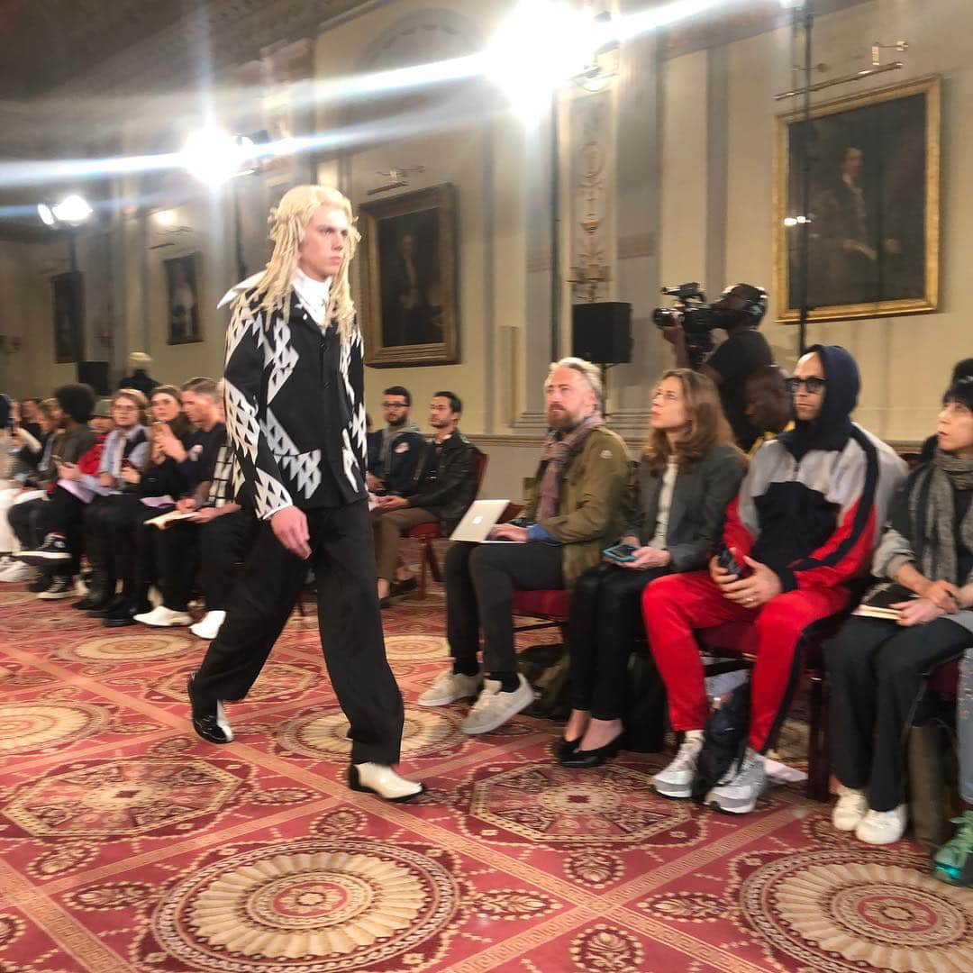 オープニングセレモニーさんのインスタグラム写真 - (オープニングセレモニーInstagram)「@kikokostadinov kicked off #londonfashionweekmens yesterday, presenting his SS20 collection, “00082020” in the historic Plaisterers’ Hall. A colorful contrast to his last collection, tinted gaudy shades of gold and sherbet, spearmint and turquoise, a swirling matrix of warped and fragmented checks applied in tailored and sportswear’s pieces to give a kaleidoscopic  effect through out the collection. He also debuted new silhouettes in his on going partnerships with @camperlab and @asics , while the asics collab is the first ever protype model dubbed “flute foam”.」6月8日 22時08分 - openingceremony