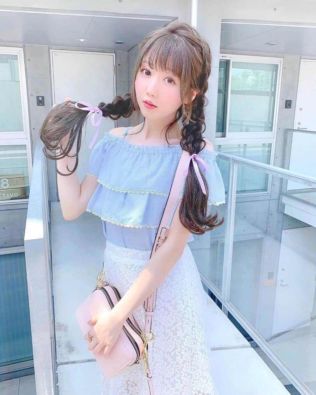 大谷映美里さんのインスタグラム写真 - (大谷映美里Instagram)「💎🌸💎🌸 ㅤㅤㅤㅤㅤㅤㅤㅤㅤㅤㅤㅤㅤ みつあみアレンジ☺️💭 かわいい後れ毛作ってもらったよ〜！ ㅤㅤㅤㅤㅤㅤㅤㅤㅤㅤㅤㅤㅤ わたるさんの投稿みてね♡ ▷▷ @cachetaro @wataru_magic  ㅤㅤㅤㅤㅤㅤㅤㅤㅤㅤㅤㅤㅤ #tittyandco の水色オフショル、爽やかで可愛い💍💕 スカート #nadiacorazon バッグ #marcjacobs  イヤリング #niceclaup リング #liquem 💘 ㅤㅤㅤㅤㅤㅤㅤㅤㅤㅤㅤㅤㅤ #わたるマジック #cachecache #みつあみアレンジ」6月8日 22時11分 - otani_emiri