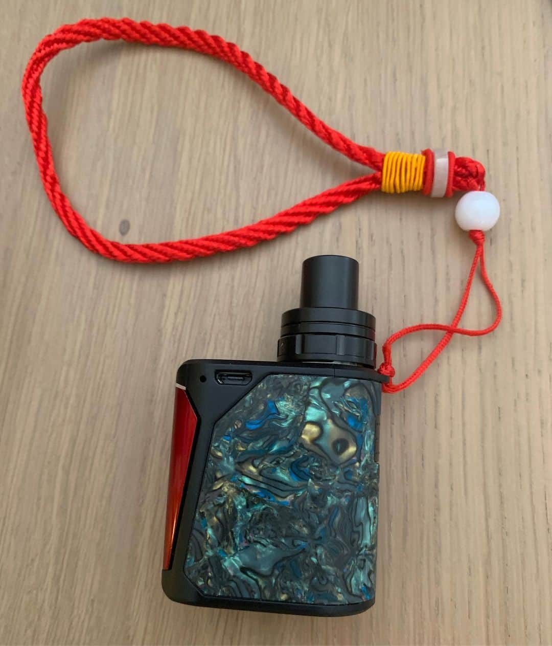 カリーヌ・ロワトフェルドのインスタグラム：「New toy🥰🚬」