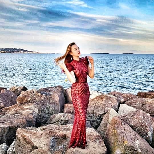 Nicole Chenのインスタグラム：「Time to breath in the air of peace. I wish I am there to hold you close :) I miss you #travel #fun #photoshoot  Clothes @covetella」