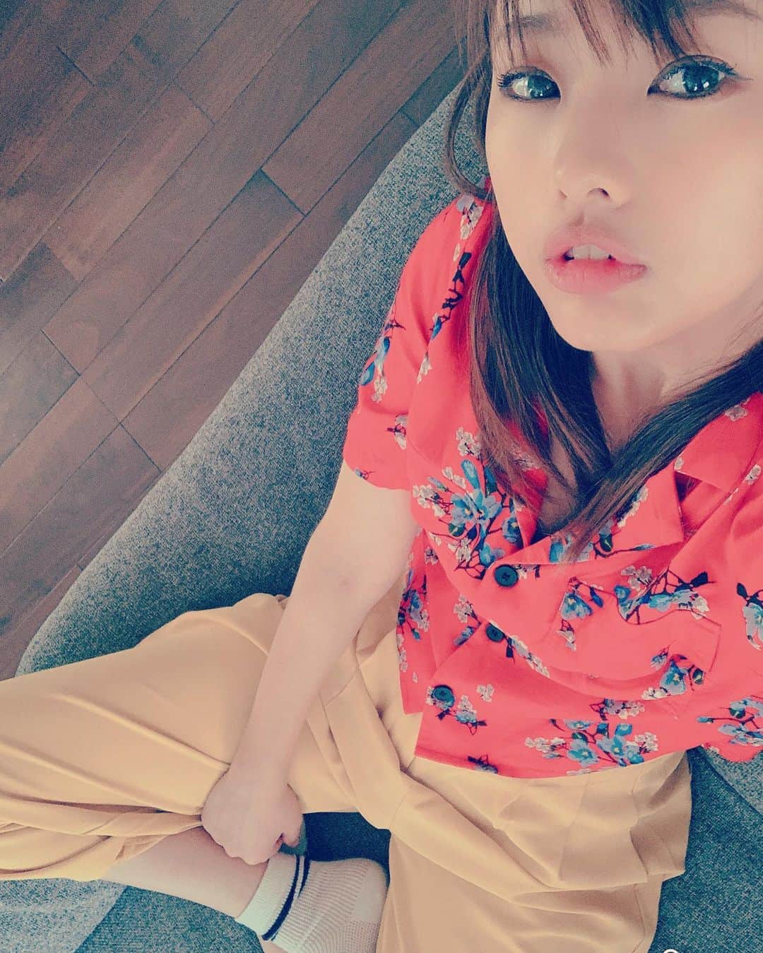 松本さゆきのインスタグラム：「・ シャツ #えいちあんどえむ パンツ #qoo10  安くて可愛いが一番だと思うのだけれど、 そうゆうものは飽きる度合いも夏終わりかけの冷やし中華ぐらいありまして （冷やし中華は悪くない） しかしながらこの色合いも形もそんな予感は全くなく 夏気分早くない？ なんて事も言われましたが気にせずバンバンに着てやろうと思っています。 来年も再来年もその次も。」