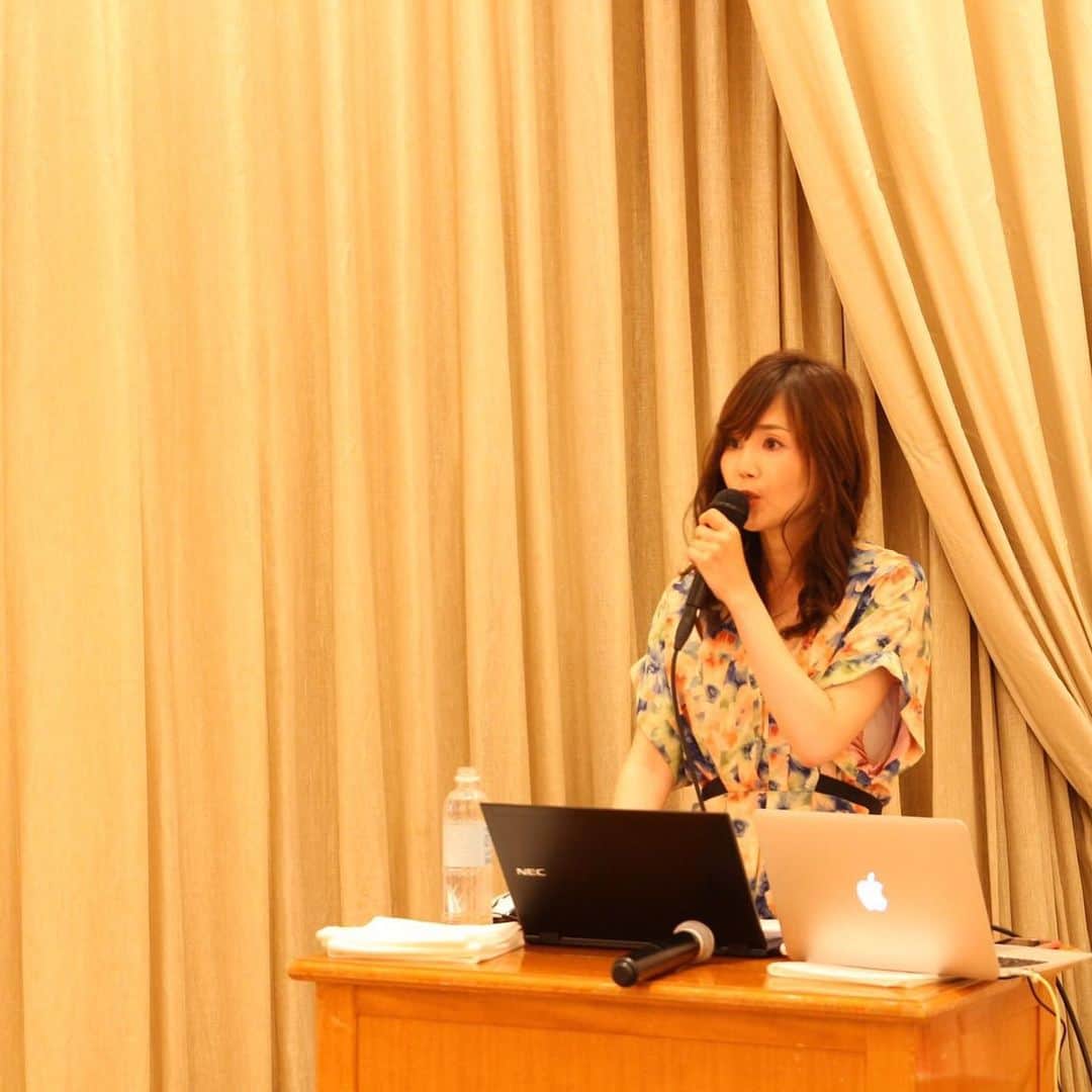 長谷川朋美さんのインスタグラム写真 - (長谷川朋美Instagram)「先日、表参道にて #自分と丁寧に向き合う週末セルフリトリート の 出版記念セミナーを開催しました✨ ・ 主催してくれたのは、 #ビューティーライフアカデミー の 講師陣の3名☺️ 後半には3名のトークショーも開催。 （偶然にも3名共2児の母🤱） ・ 素敵な方たちにたくさんお集まり いただきましてありがとうございました🌈 ・ #週末セルフリトリート  是非やってみてくださいね😘 ・ #長谷川エレナ朋美 #出版 #セミナー #seminar #リトリート #retreat #自分自身の片付け #心と体をリセット #表参道 #omotesando」6月8日 22時13分 - hasegawa.elena.tomomi