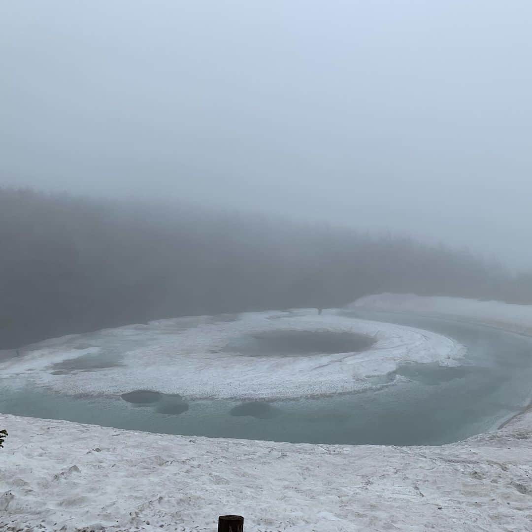 大隅智子さんのインスタグラム写真 - (大隅智子Instagram)「カッシーと八幡平のドラゴンアイを見てきました！雪解けが進み、目ができてました！ 霧雨が降り、寒かったですが、行けてよかったです。#八幡平 #ドラゴンアイ #目 #岩手」6月8日 22時19分 - tomokotenki