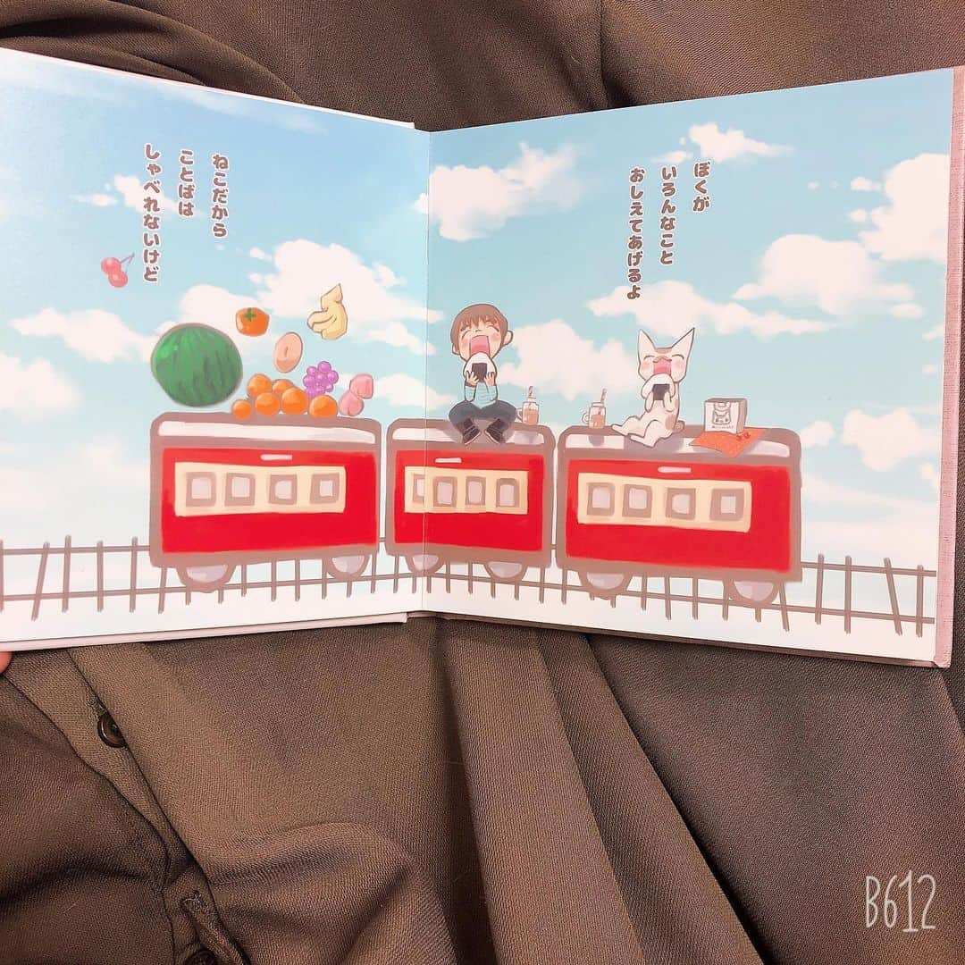 小野さゆりさんのインスタグラム写真 - (小野さゆりInstagram)「昔描いてプレゼントした絵本。  ペットをたたいちゃうお子さんの話を聞いてやめさせるために描いたんだけど、 4年経った今もぱぱさんに読み聞かせをみずからしてる話を聞いてうれしい｡ﾟ(ﾟ´ω`ﾟ)ﾟ｡  最後読み終わってどういう絵本だって話し合う時間になんでばいばいなの？って泣きそうになって、 じゃあばいばいしないように猫ちゃんとお菓子をさがす冒険のお話をつくってあげるってはなしをしてるらしくしあわせにおもう｡ﾟ(ﾟ´ω`ﾟ)ﾟ｡  ねこちゃんとお菓子をさがすぼうけんかー それはすてきな物語だなぁ✨  #絵本」6月8日 22時15分 - sayuriono0301