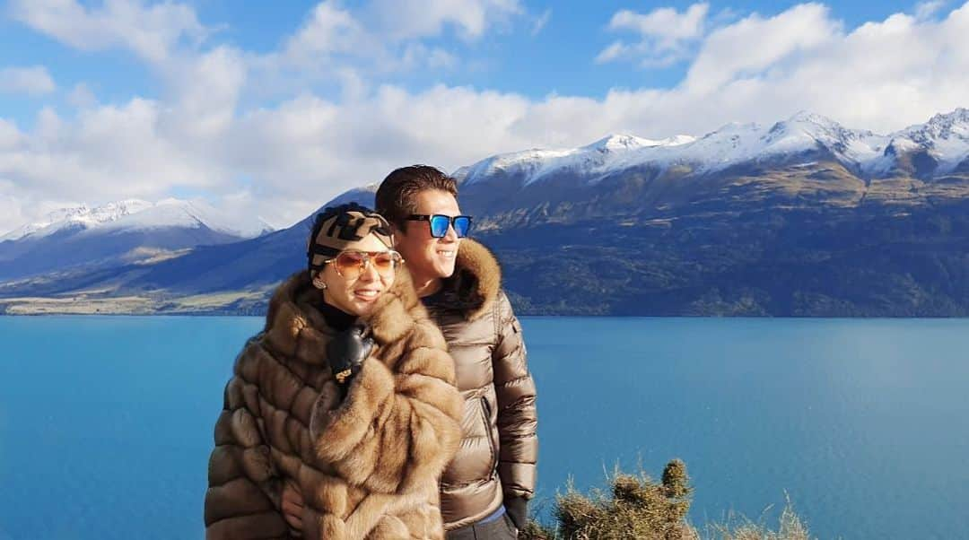 Syahriniさんのインスタグラム写真 - (SyahriniInstagram)「• Mensyukuri Nikmat Allah Swt, Pose ... Di Belakangnya Lake Wakatipu Yang Bagai Lukisan, Dan Puncak Gunung Yang Masih Bersalju, Subhanallah ... Teramat Indah Ciptaanmu Ya RABB !  _______\\\_______  #PrincesSyahrini #LakeWakatipu #Queenstown #NewZealand #June2019 #HoneymoonLyfe #」6月8日 22時16分 - princessyahrini