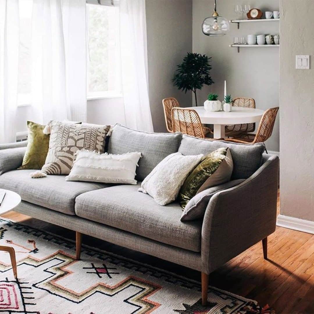 west elmさんのインスタグラム写真 - (west elmInstagram)「The best thing about a neutral sofa? 🤔  Endless pillow options! 🙌  We want to see how you style your sofa — share it with us by tagging @westelm. ✨ 📸: @househomecolorado #nosuchthingastoomanypillows #mywestelm」6月9日 9時08分 - westelm
