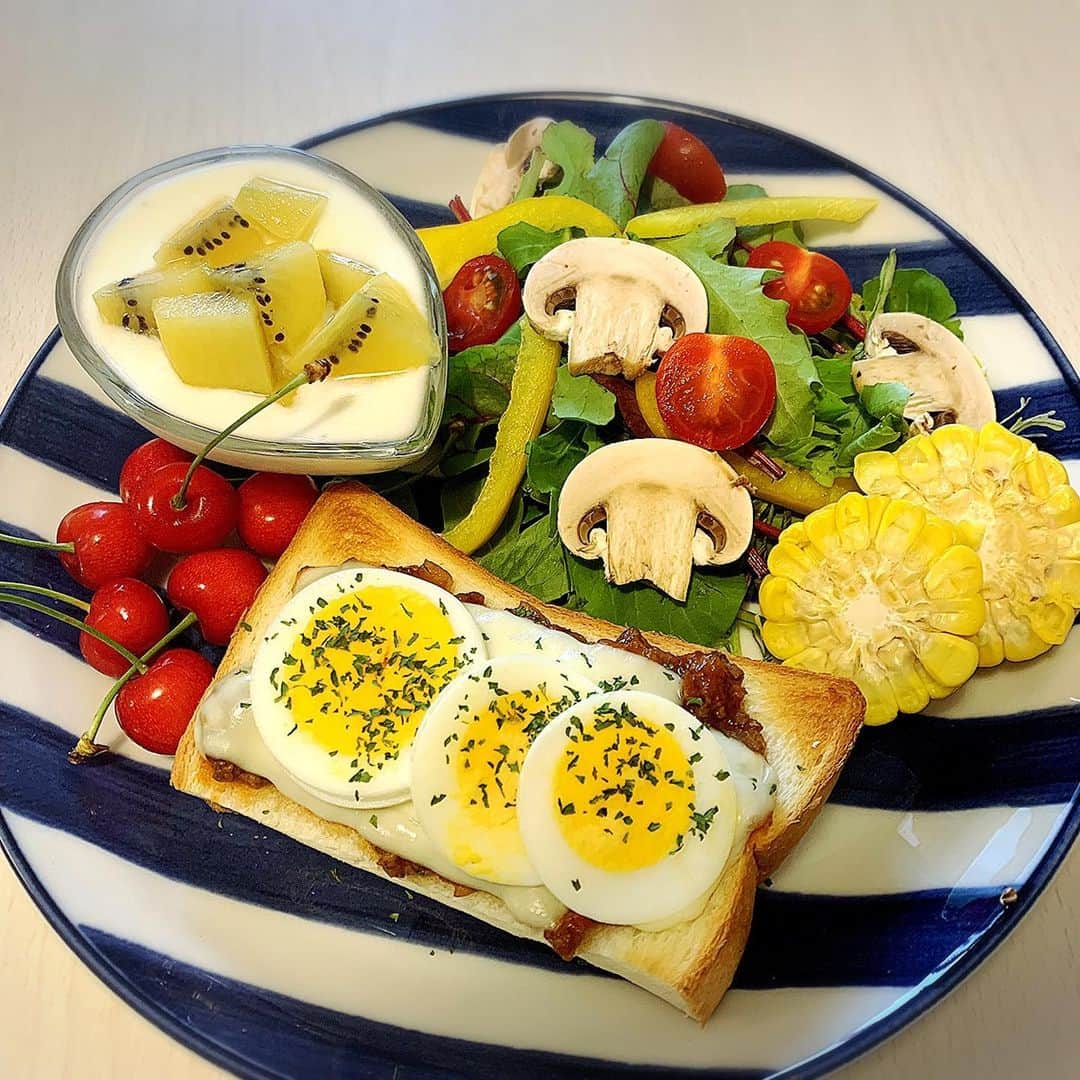 桜井奈々さんのインスタグラム写真 - (桜井奈々Instagram)「今朝はエッグミートチーズトースト！  食べたいもの全部のせた朝ごはん でした♫  蕎麦茶を飲んで1服。  とりあえず、、もう寝たい。  #朝ごはん#朝食#朝ごはんプレート」6月9日 9時10分 - sakurai_nana7