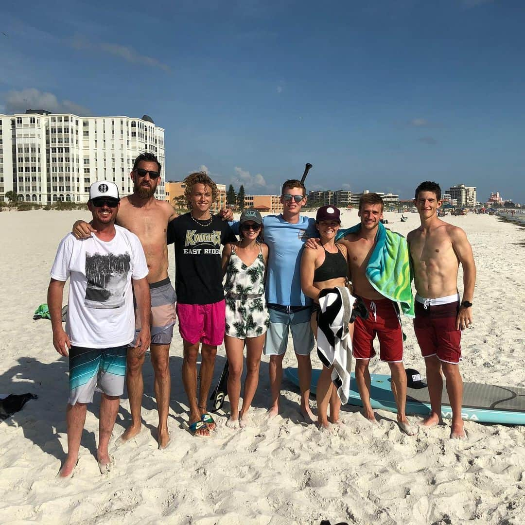 ケン・ロックゼンさんのインスタグラム写真 - (ケン・ロックゼンInstagram)「We had so much fun today at the beach with our crew 🤙🏽 @courtneyroczen @steve_astephen @50_beeks @adamcianciarulo @jennamaladra @chasesexton @carter.holt」6月9日 9時11分 - kenroczen94